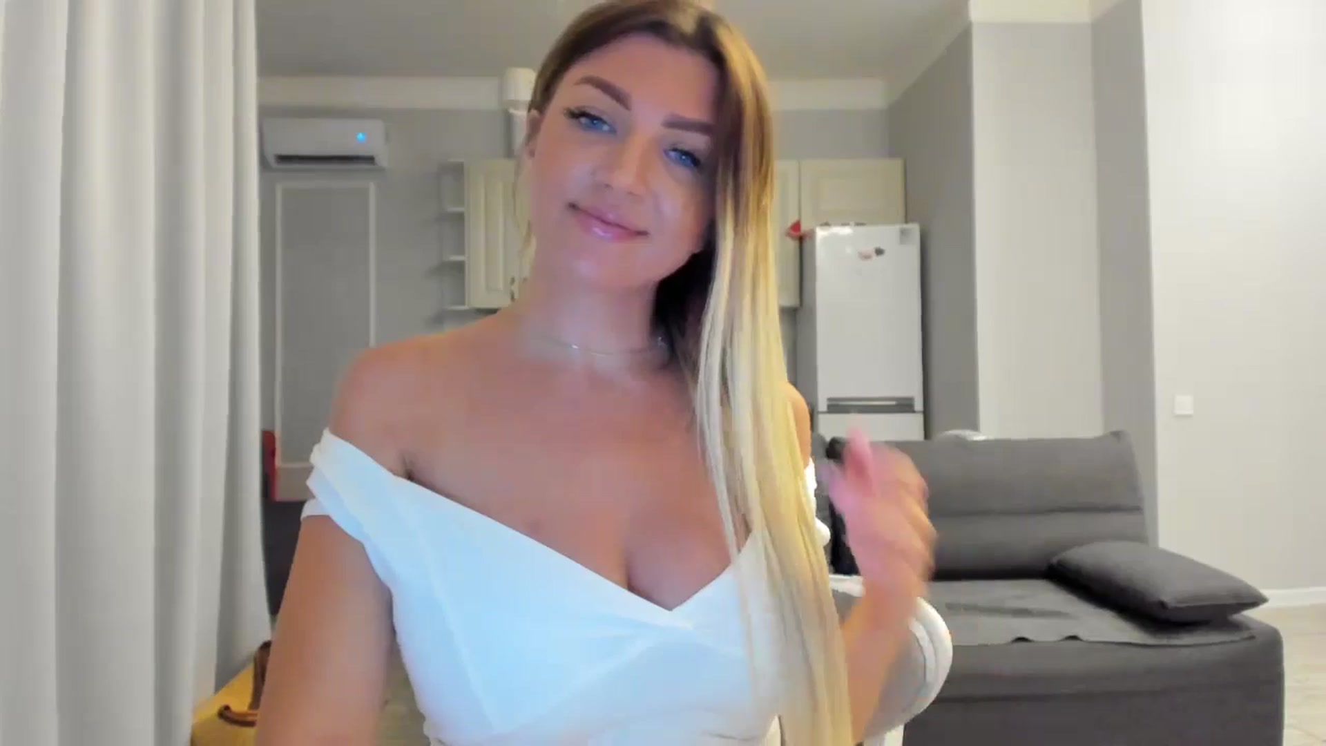 Gallery image thumbnail from FoxElla19's myfreecams stream on, 08/09/2025, 15:31 image 11 of 20