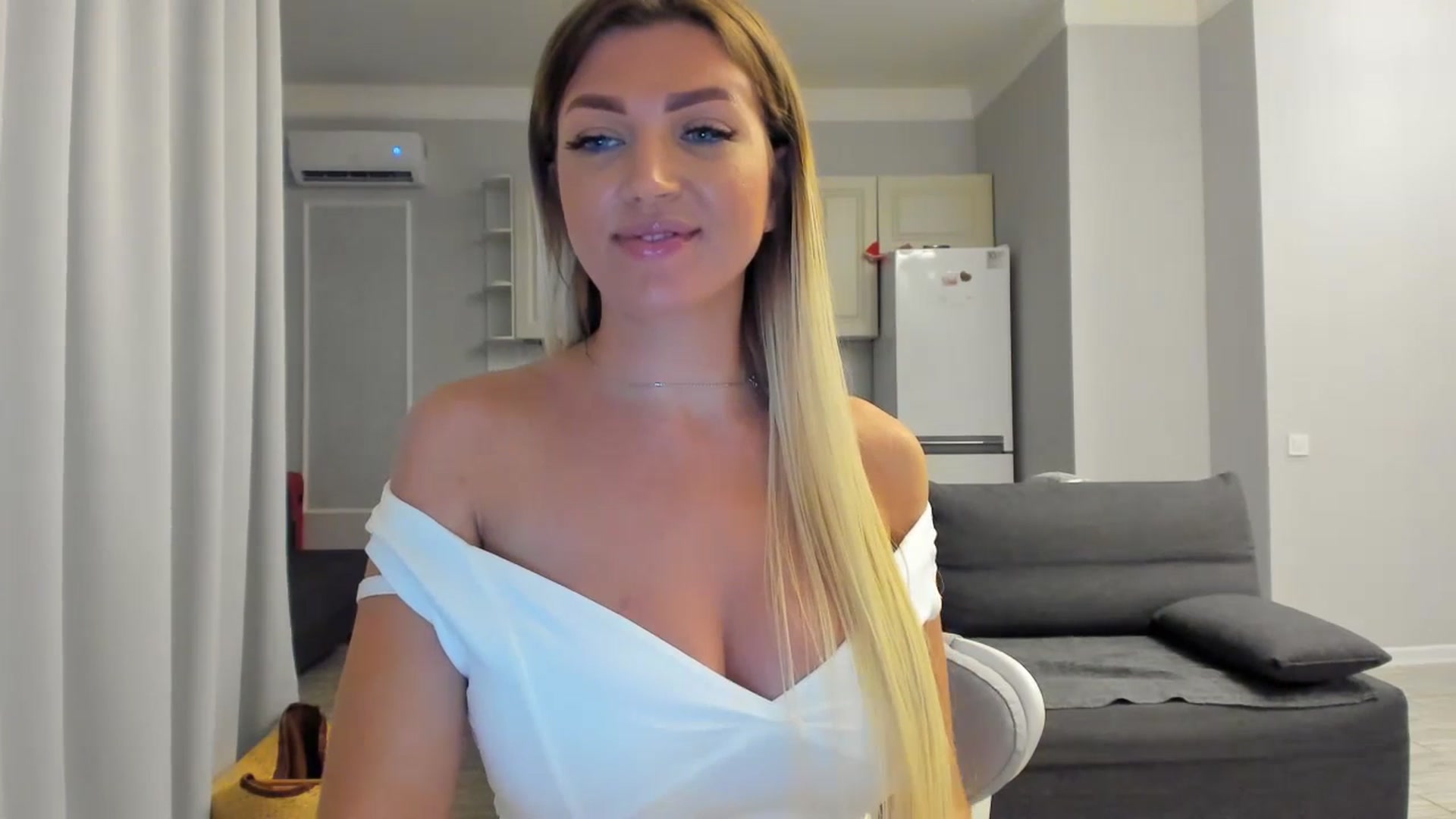 Gallery image thumbnail from FoxElla19's myfreecams stream on, 08/09/2025, 15:31 image 15 of 20
