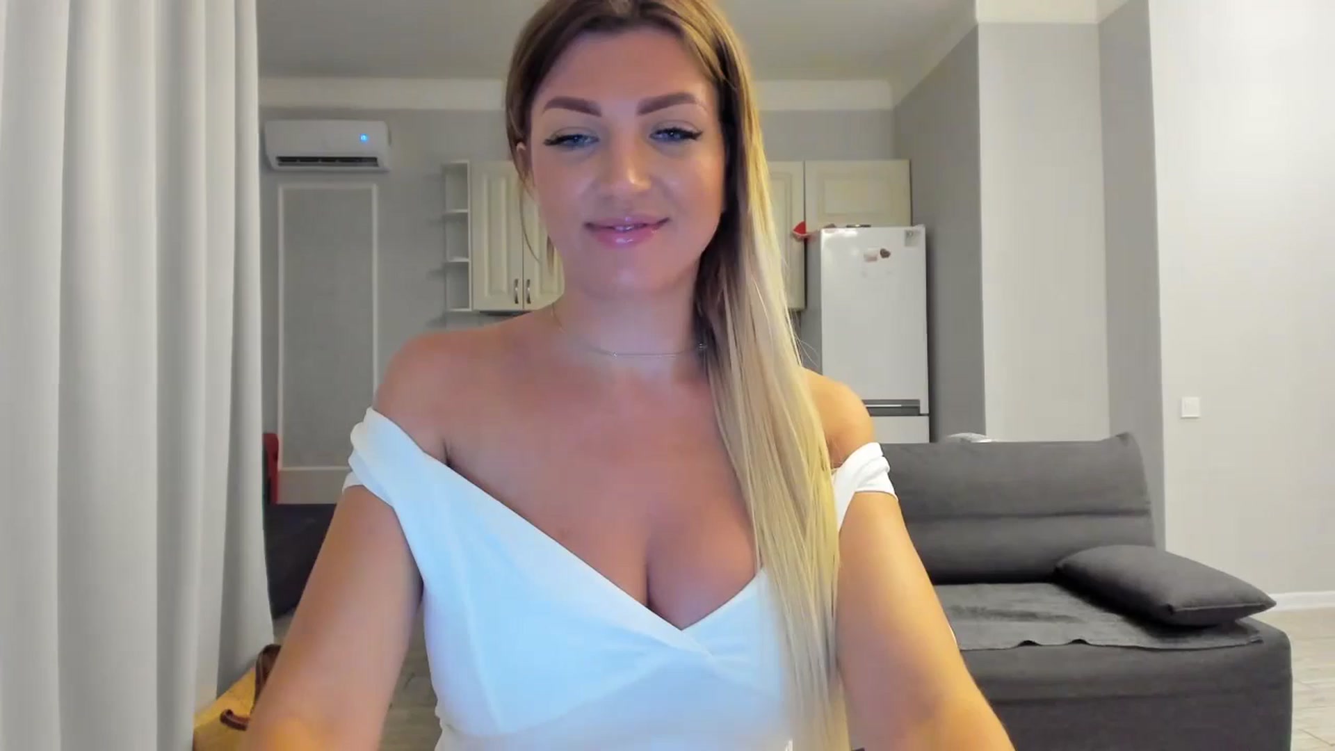 Gallery image thumbnail from FoxElla19's myfreecams stream on, 08/09/2025, 15:31 image 12 of 20