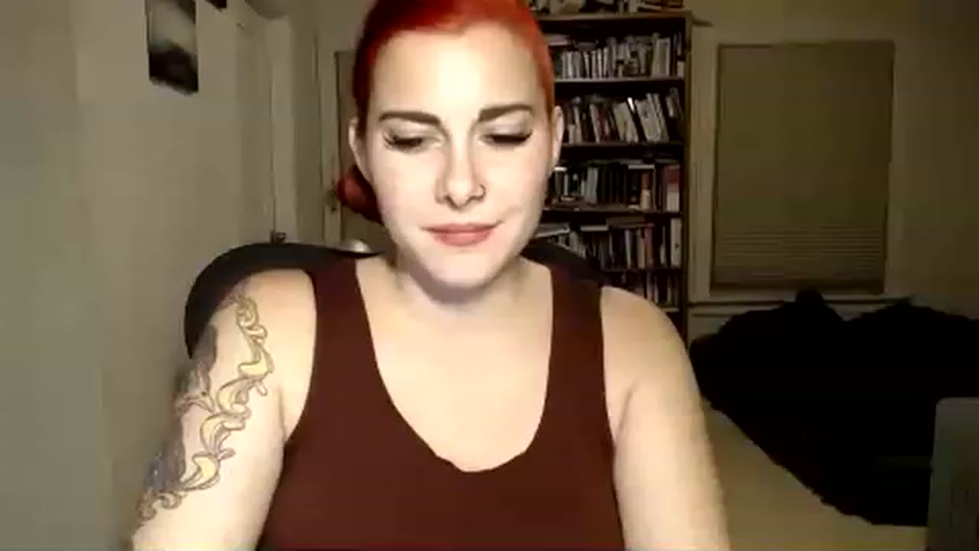 Gallery image thumbnail from FoxyDame's myfreecams stream on, 12/03/2022, 07:42 image 1 of 20