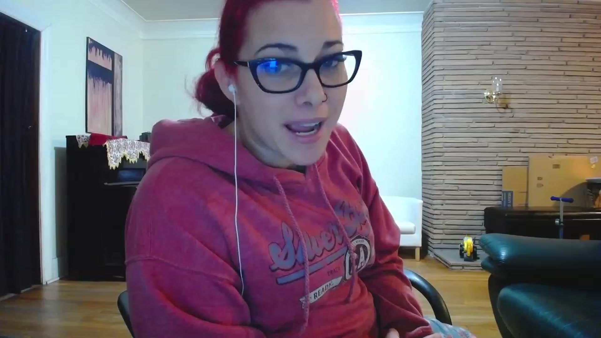 Gallery image thumbnail from FoxyDame's myfreecams stream on, 12/05/2022, 06:29 image 15 of 20
