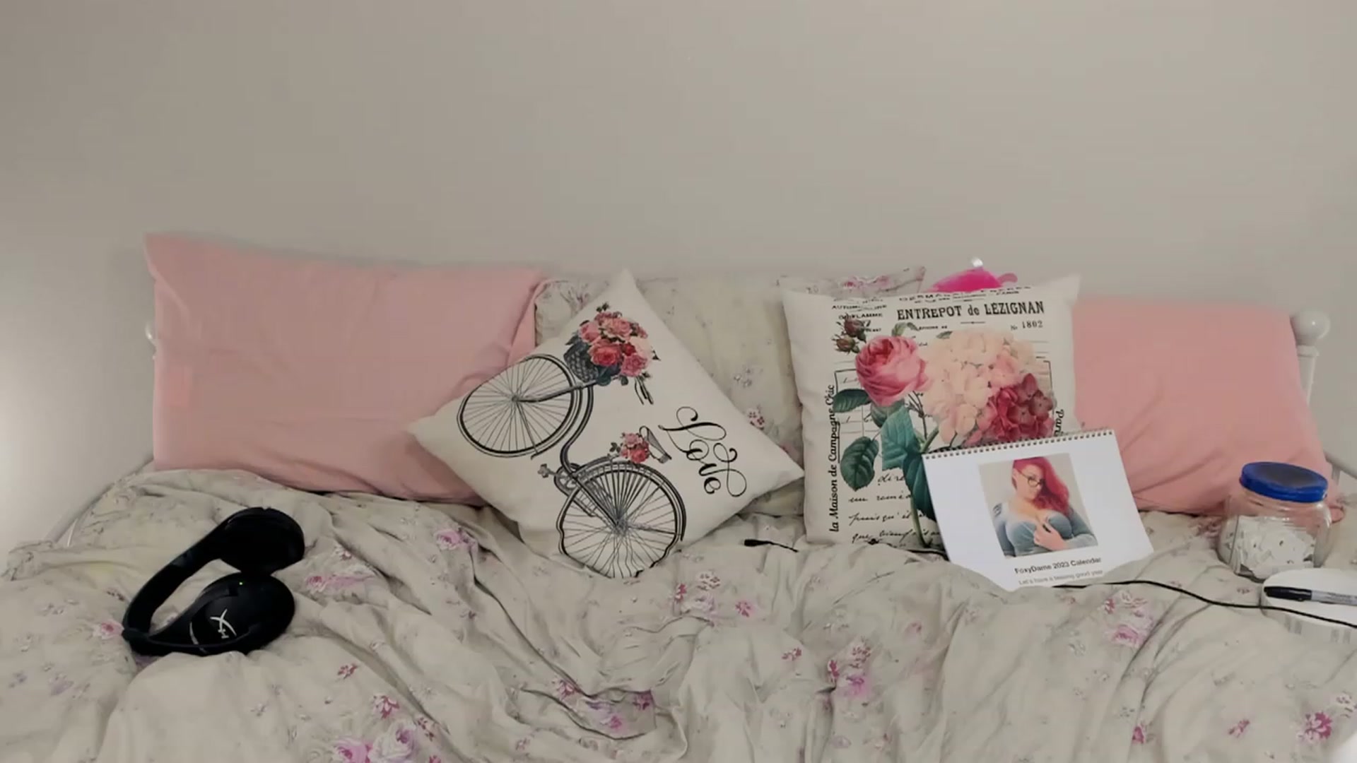 Gallery image thumbnail from FoxyDame's myfreecams stream on, 12/13/2022, 05:19 image 6 of 20