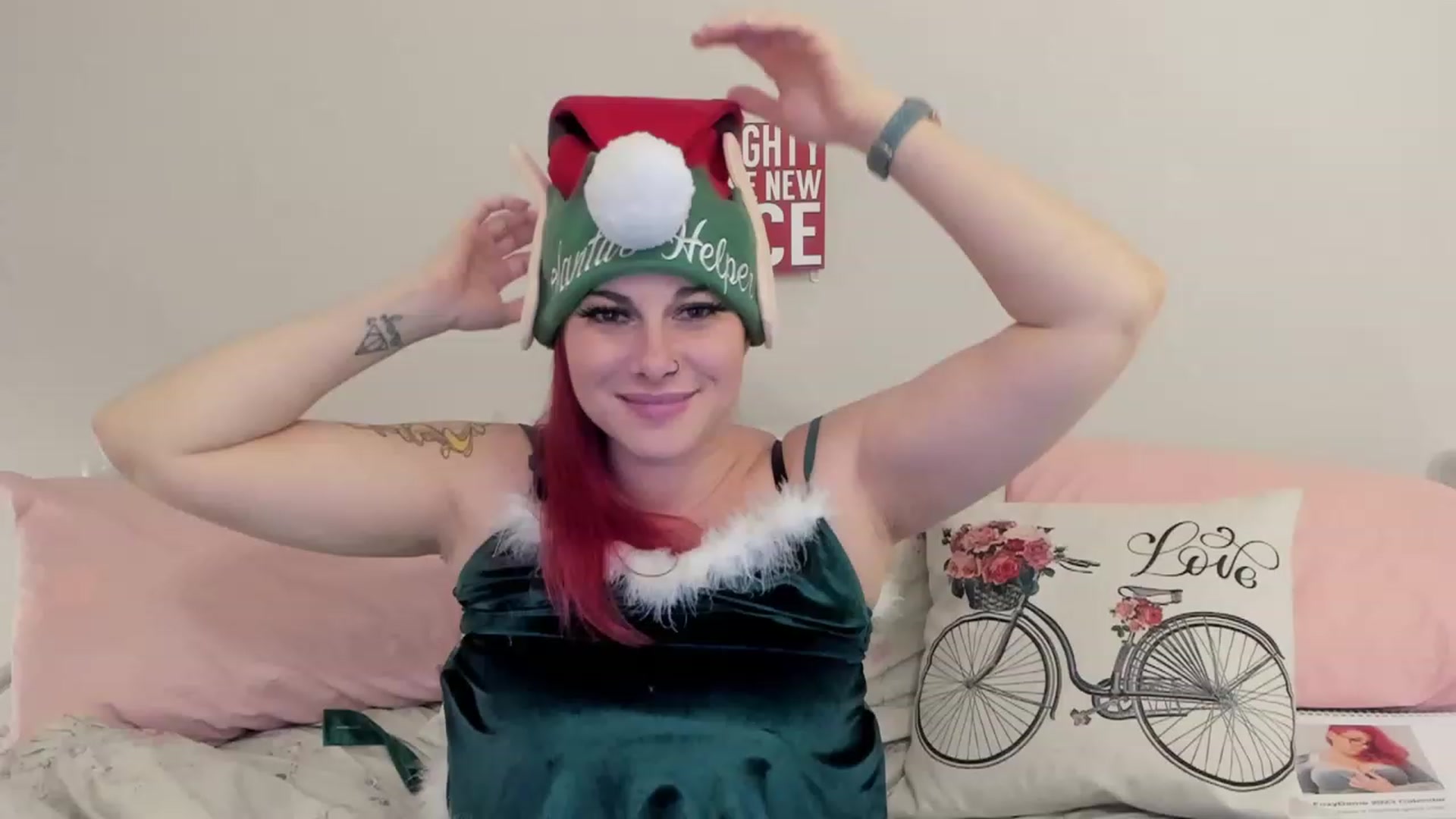 Gallery image thumbnail from FoxyDame's myfreecams stream on, 12/25/2022, 06:40 image 19 of 20