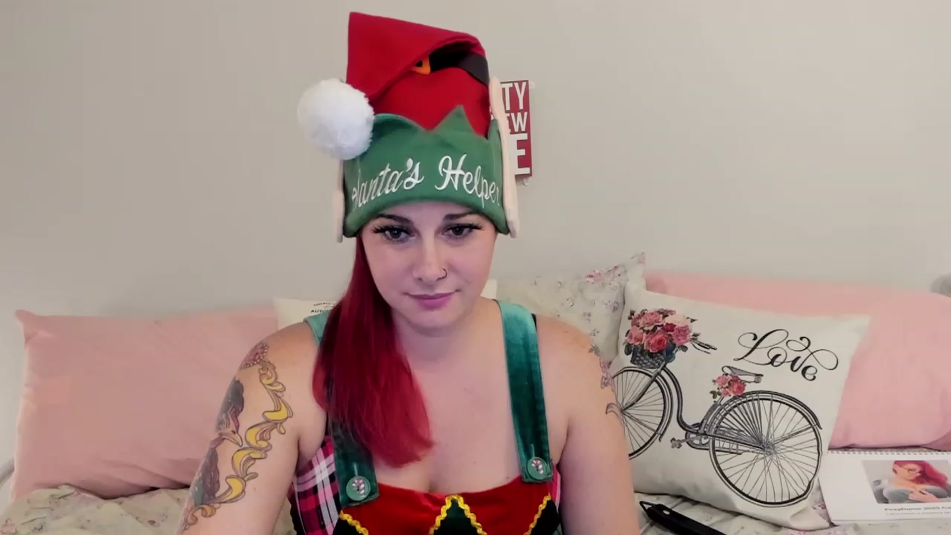 Gallery image thumbnail from FoxyDame's myfreecams stream on, 12/25/2022, 06:40 image 11 of 20
