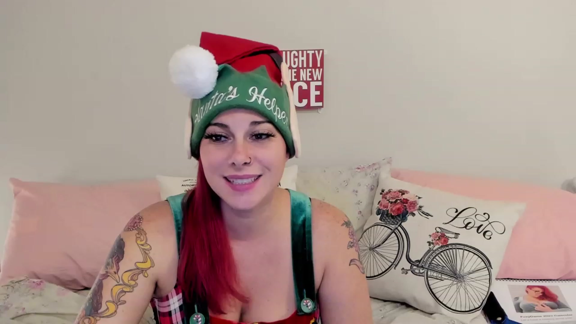 Gallery image thumbnail from FoxyDame's myfreecams stream on, 12/25/2022, 06:40 image 12 of 20