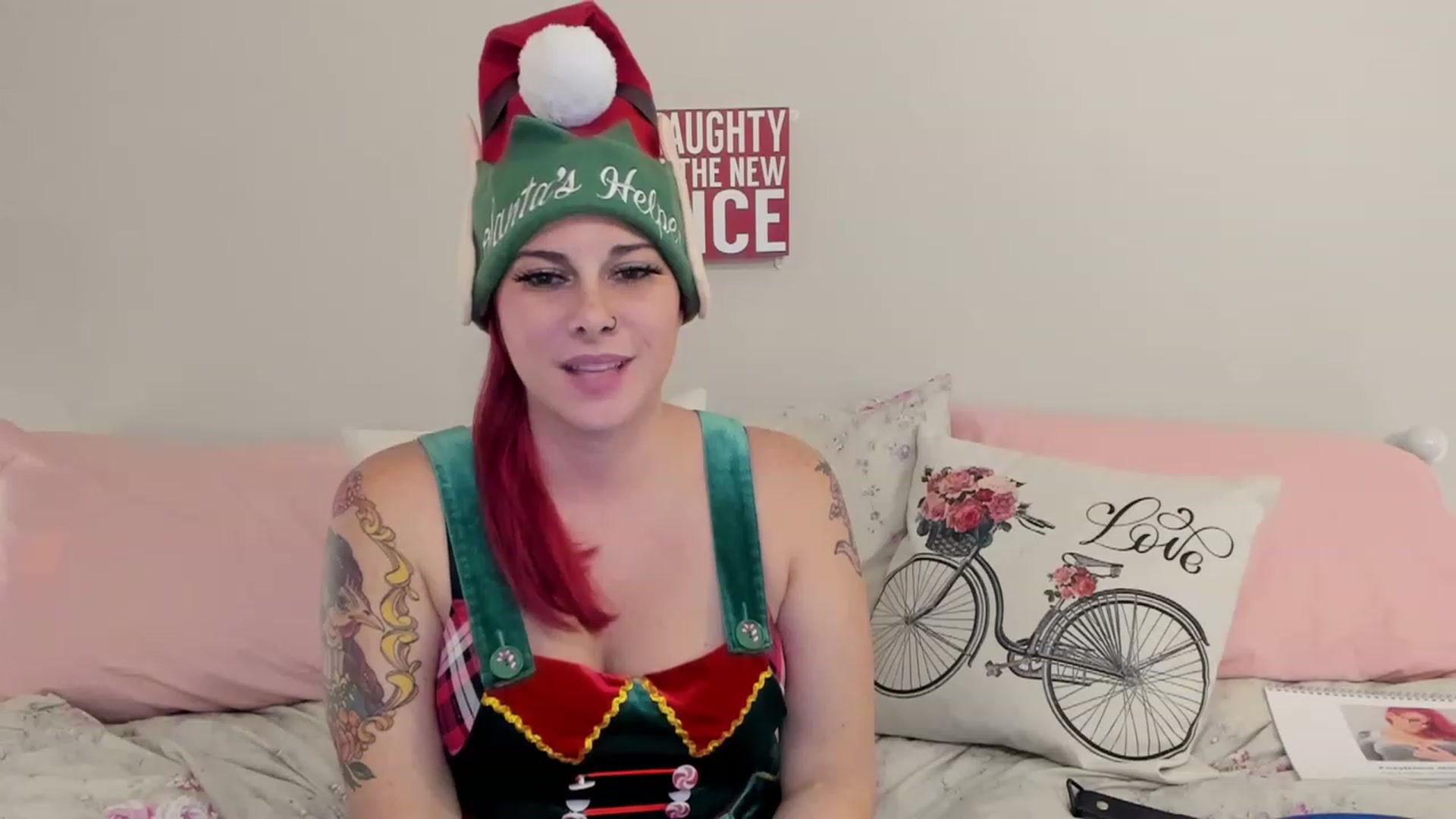 Gallery image thumbnail from FoxyDame's myfreecams stream on, 12/25/2022, 06:40 image 6 of 20