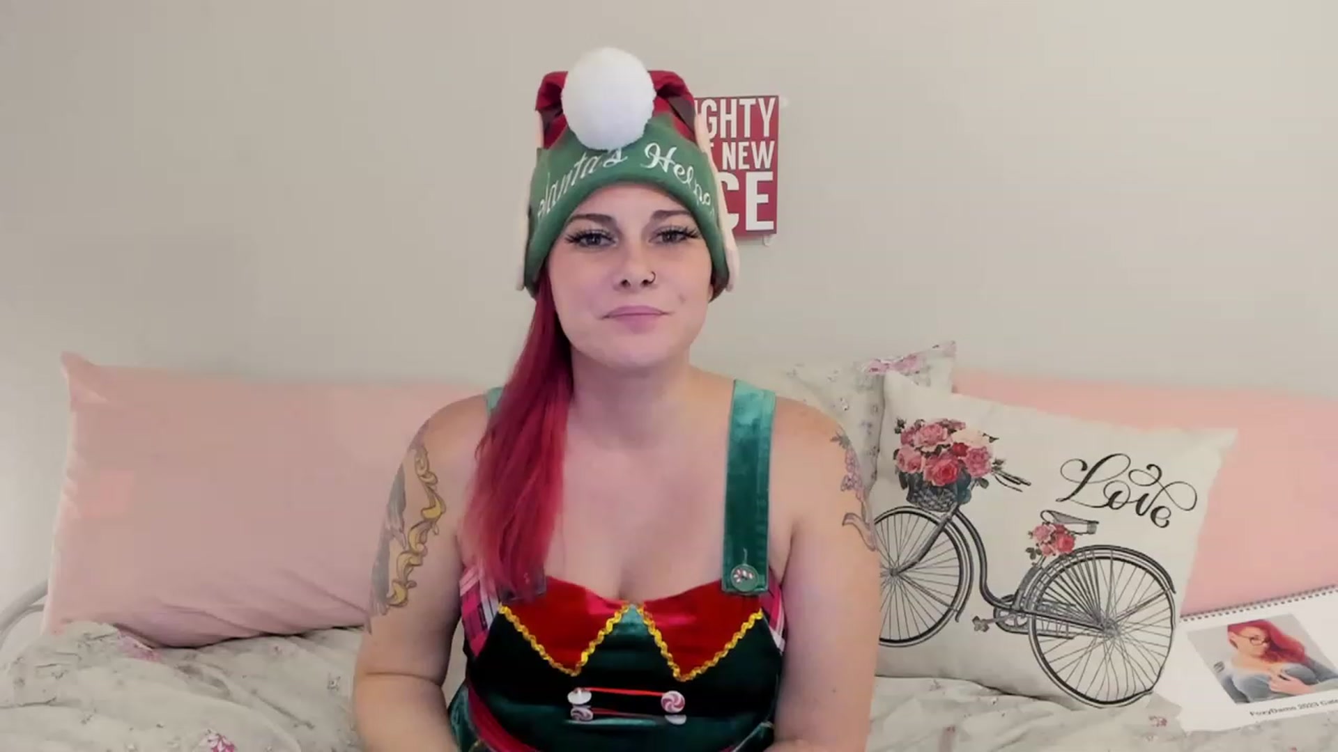 Gallery image thumbnail from FoxyDame's myfreecams stream on, 12/25/2022, 06:40 image 3 of 20