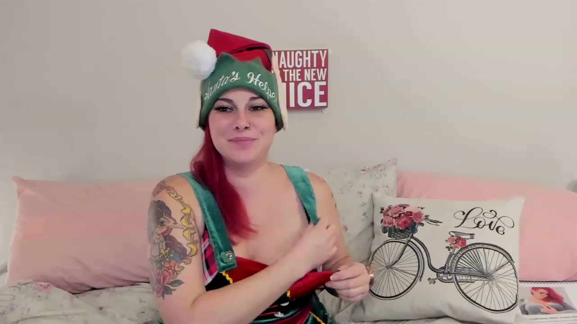 Gallery image thumbnail from FoxyDame's myfreecams stream on, 12/25/2022, 06:40 image 16 of 20