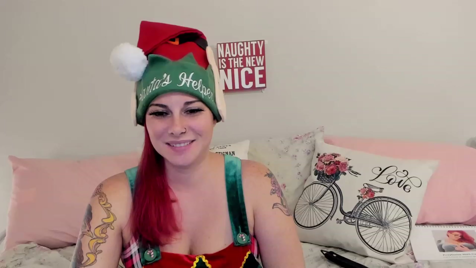 Gallery image thumbnail from FoxyDame's myfreecams stream on, 12/25/2022, 06:40 image 10 of 20