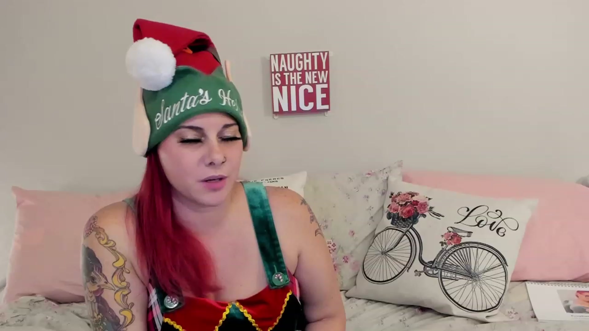 Gallery image thumbnail from FoxyDame's myfreecams stream on, 12/25/2022, 06:40 image 7 of 20