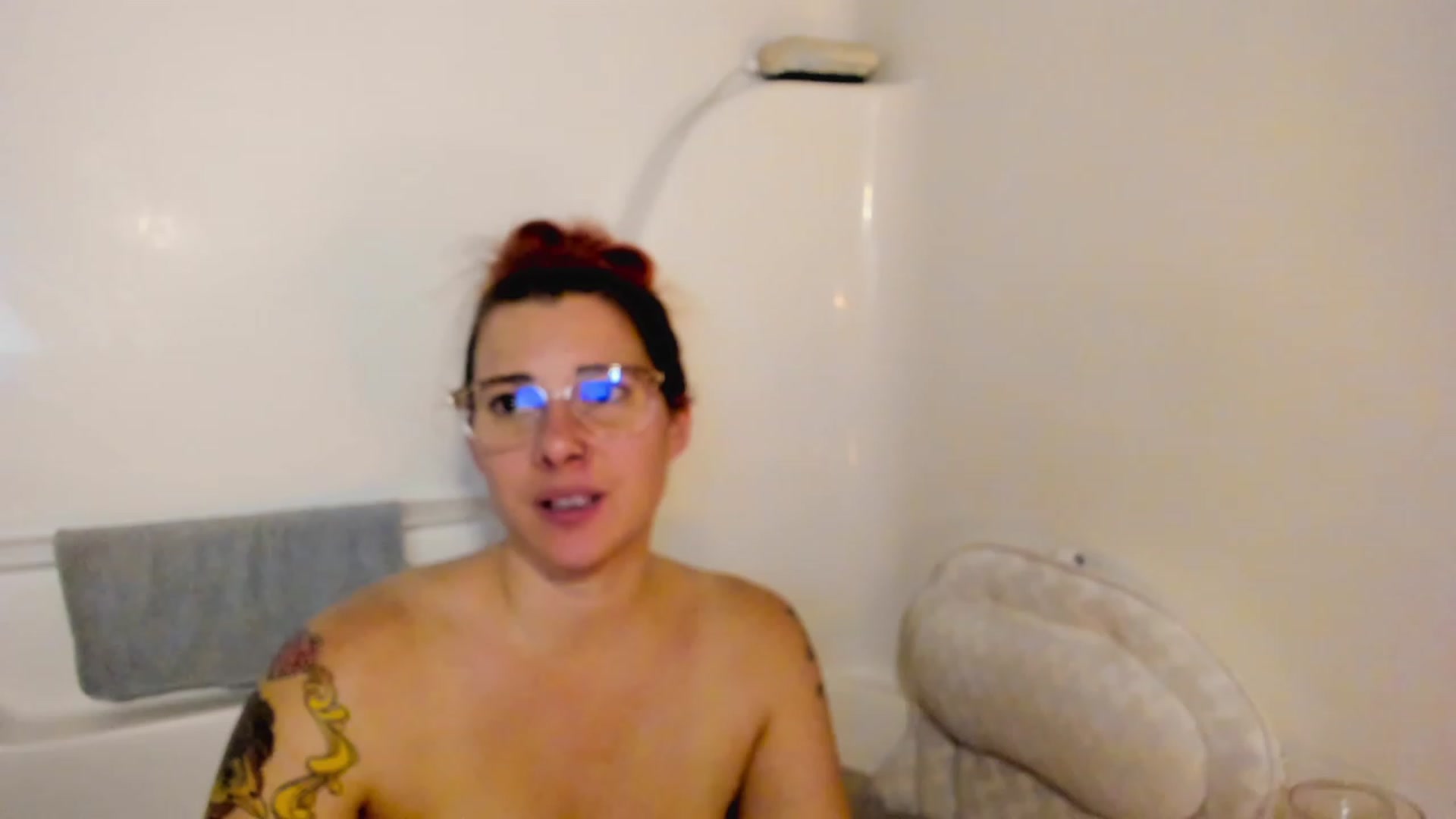 Gallery image thumbnail from FoxyDame's myfreecams stream on, 03/07/2023, 07:41 image 7 of 20