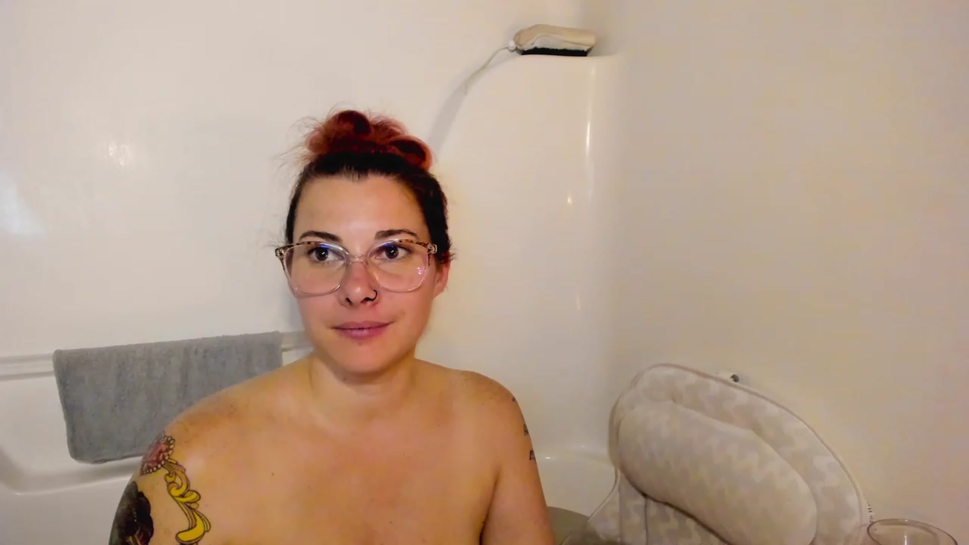 Gallery image thumbnail from FoxyDame's myfreecams stream on, 03/07/2023, 07:41 image 10 of 20