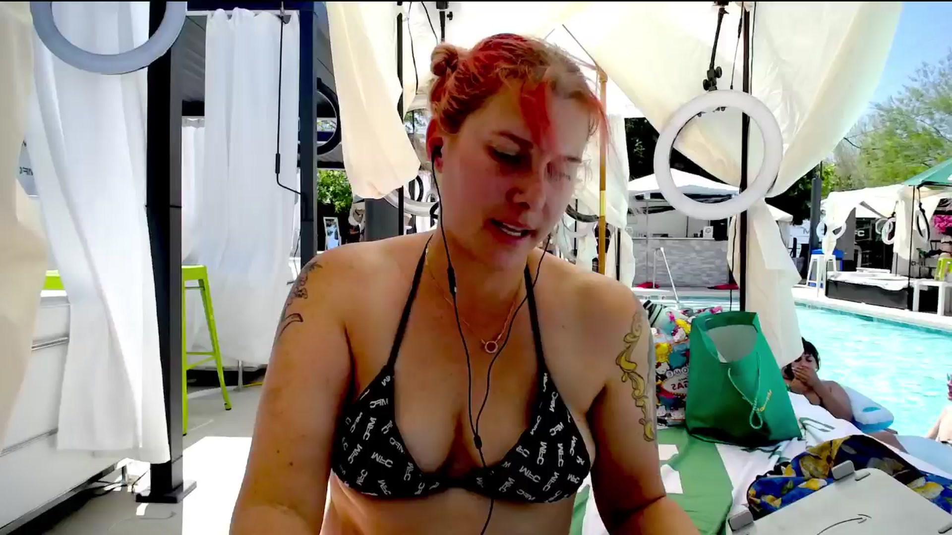 Gallery image thumbnail from FoxyDame's myfreecams stream on, 05/21/2025, 21:16 image 15 of 20