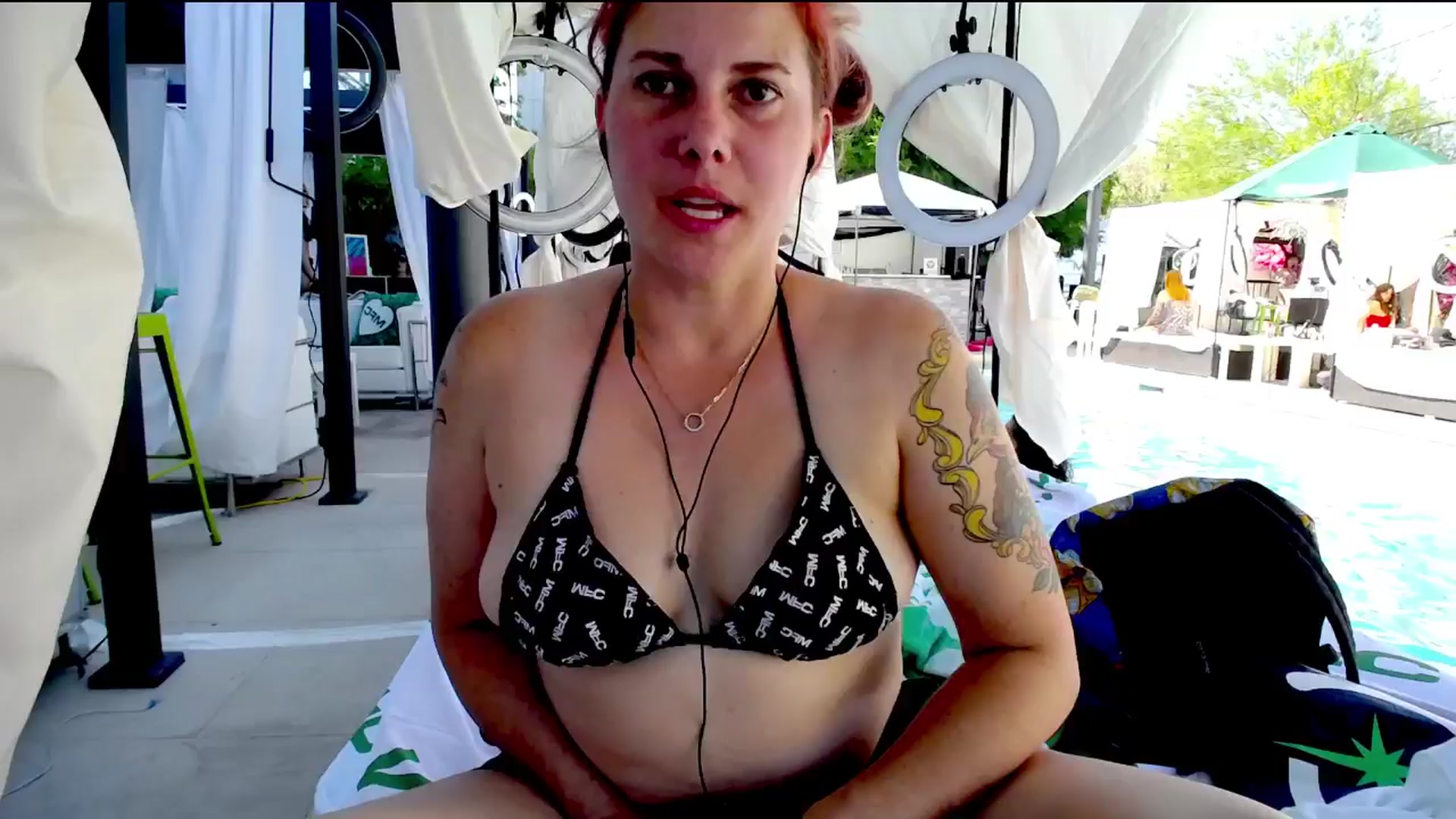 Gallery image thumbnail from FoxyDame's myfreecams stream on, 05/21/2025, 22:59 image 15 of 20