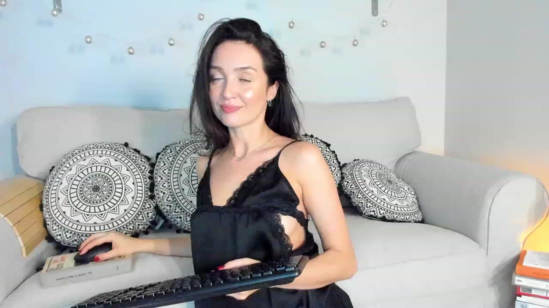 Gallery image thumbnail from FoxyLarysa's myfreecams stream on, 11/21/2022, 24:20 image 11 of 20