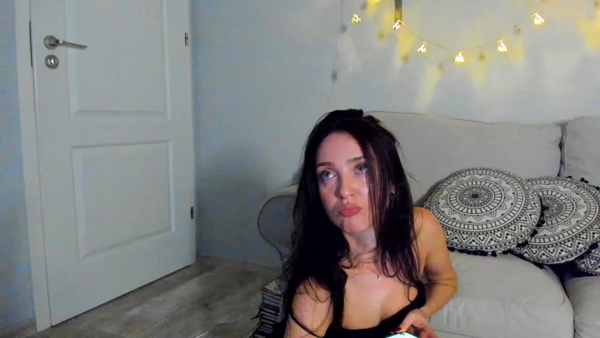 Gallery image thumbnail from FoxyLarysa's myfreecams stream on, 11/21/2022, 02:35 image 4 of 20