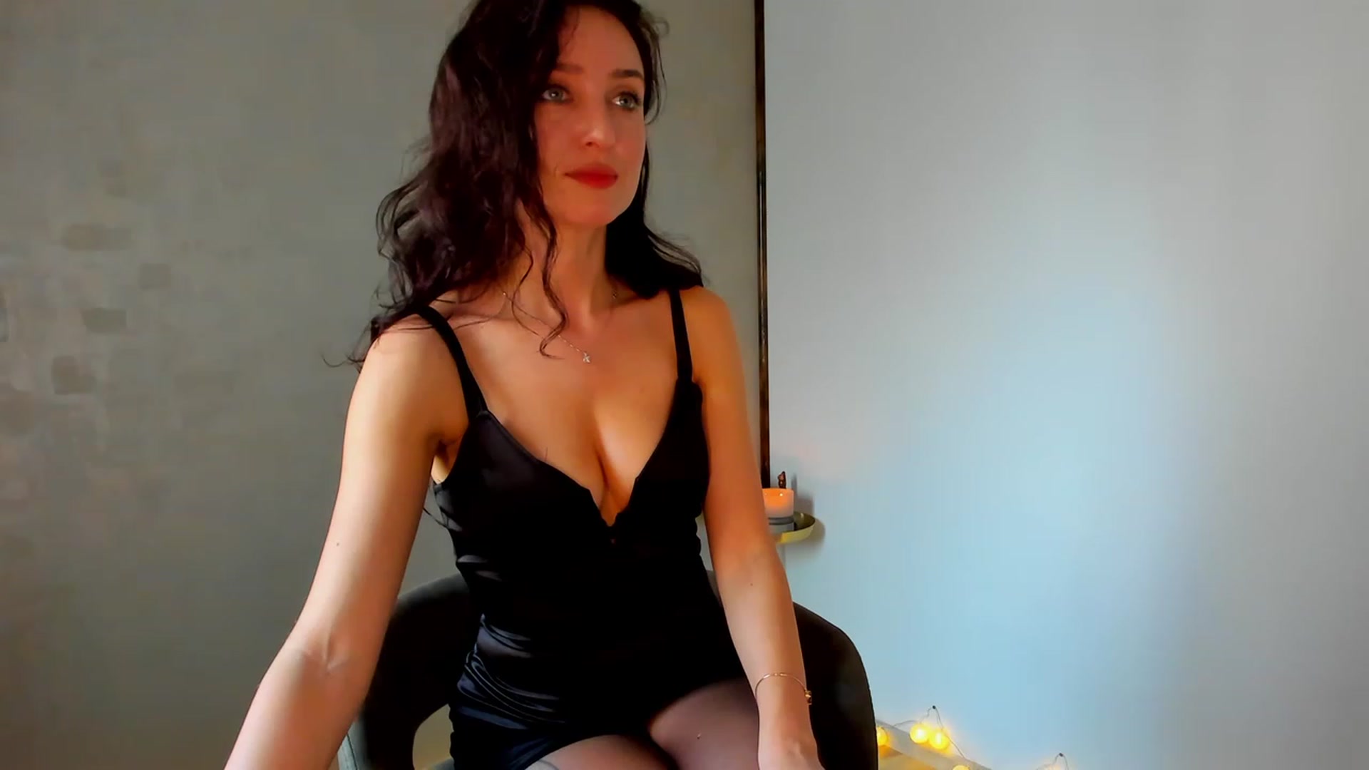Gallery image thumbnail from FoxyLarysa's myfreecams stream on, 12/11/2022, 10:08 image 2 of 20