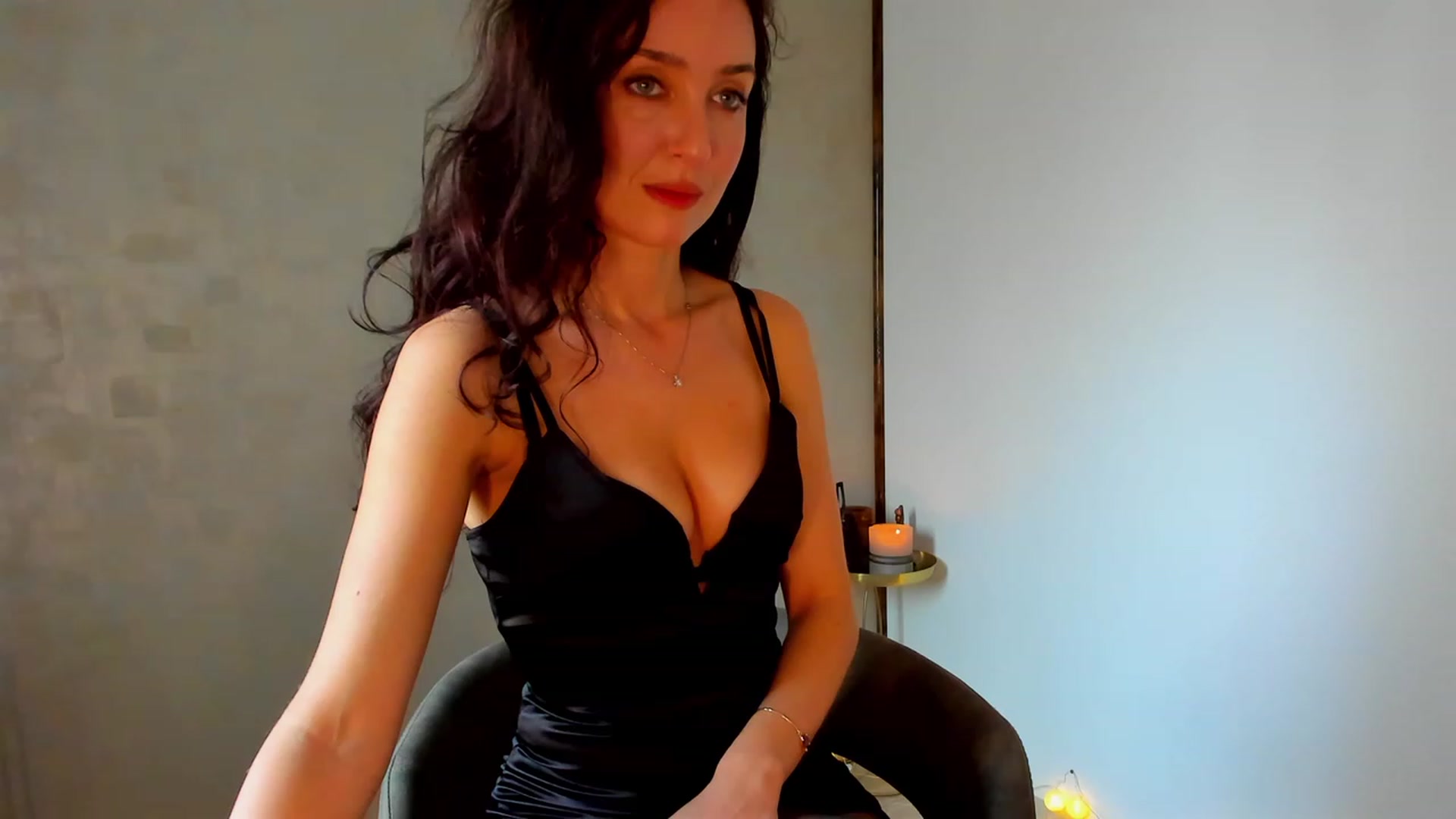 Gallery image thumbnail from FoxyLarysa's myfreecams stream on, 12/11/2022, 10:08 image 1 of 20
