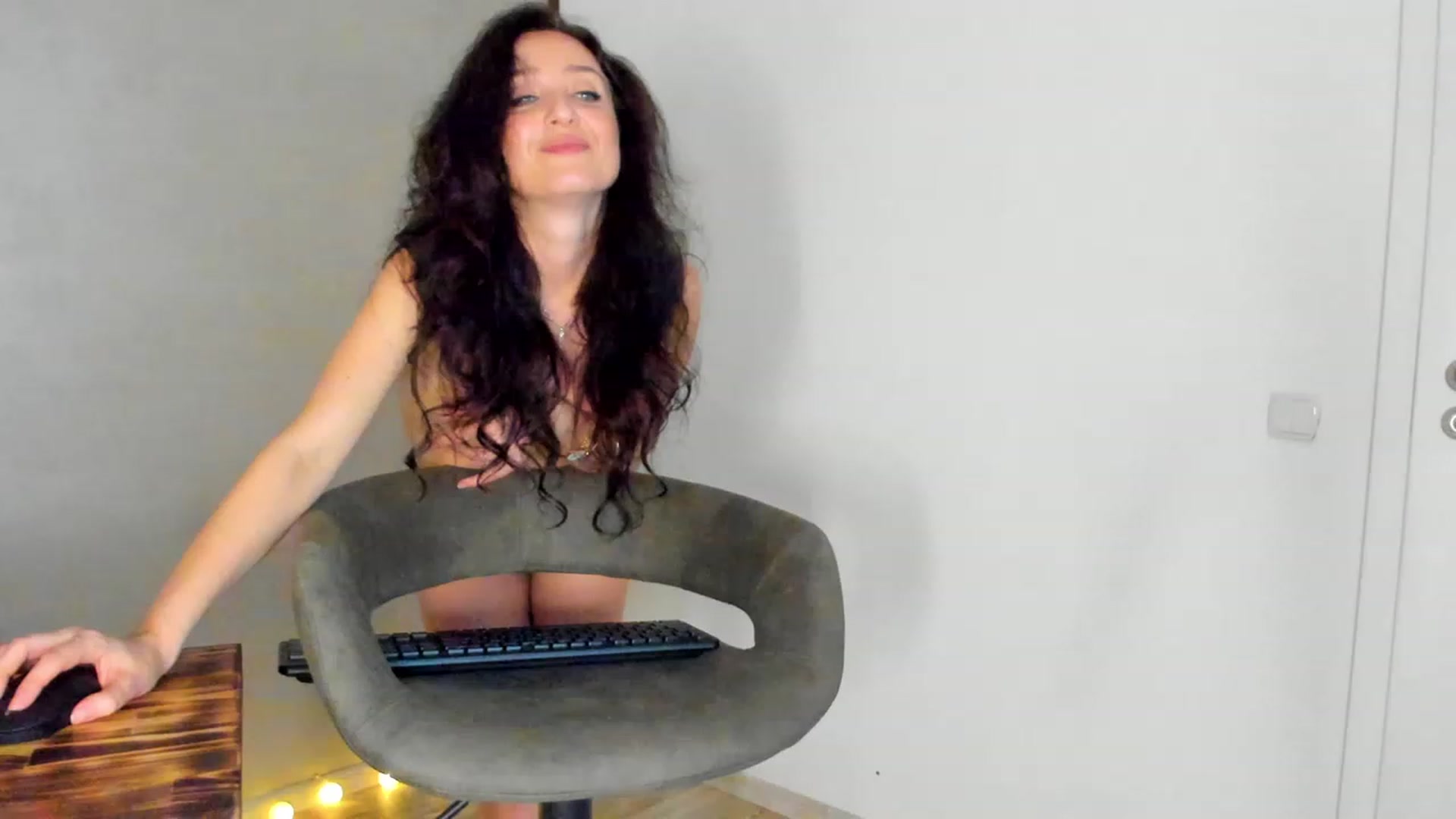 Gallery image thumbnail from FoxyLarysa's myfreecams stream on, 12/30/2022, 23:28 image 16 of 20