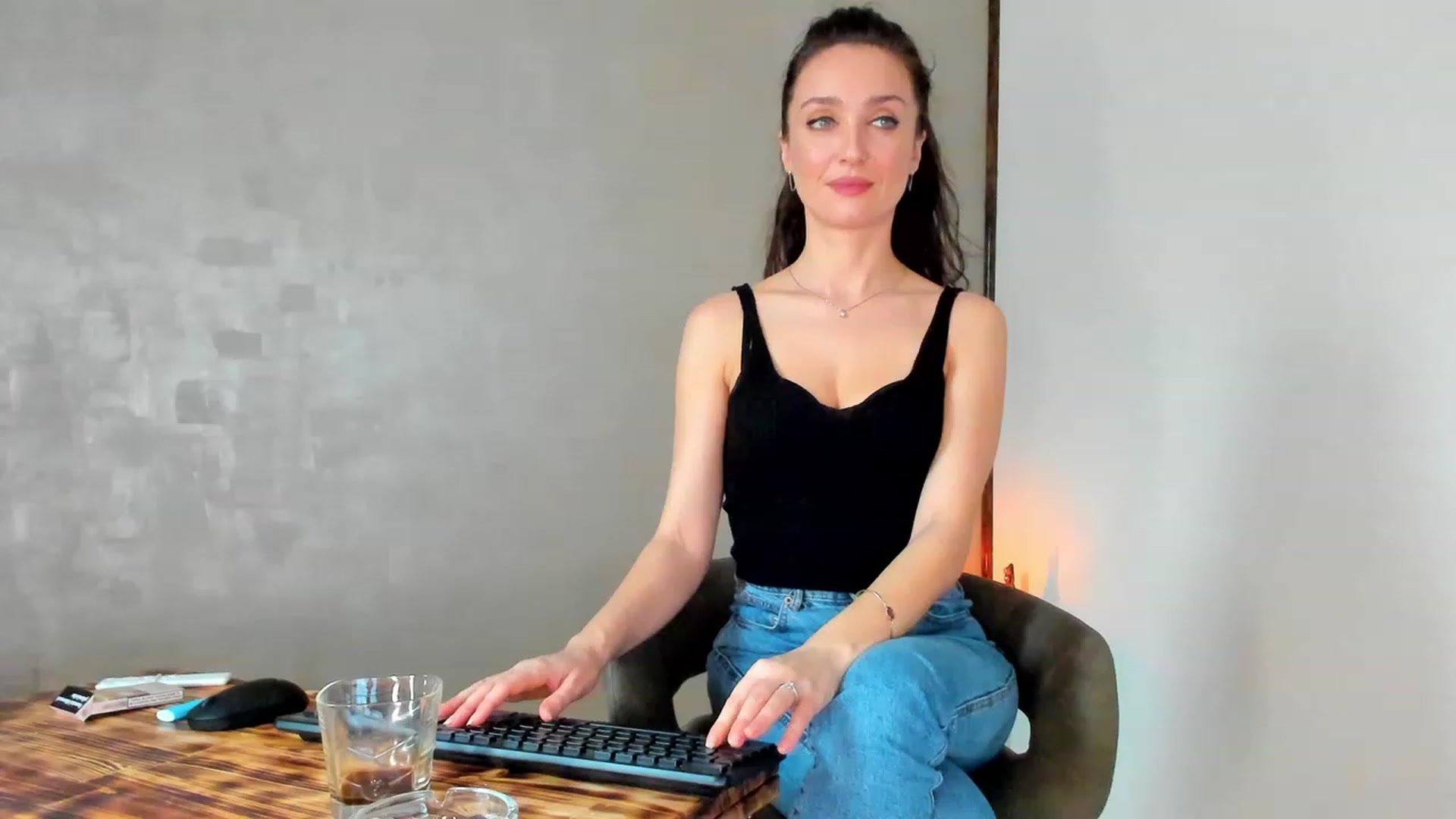 Gallery image thumbnail from FoxyLarysa's myfreecams stream on, 01/04/2023, 08:32 image 7 of 20