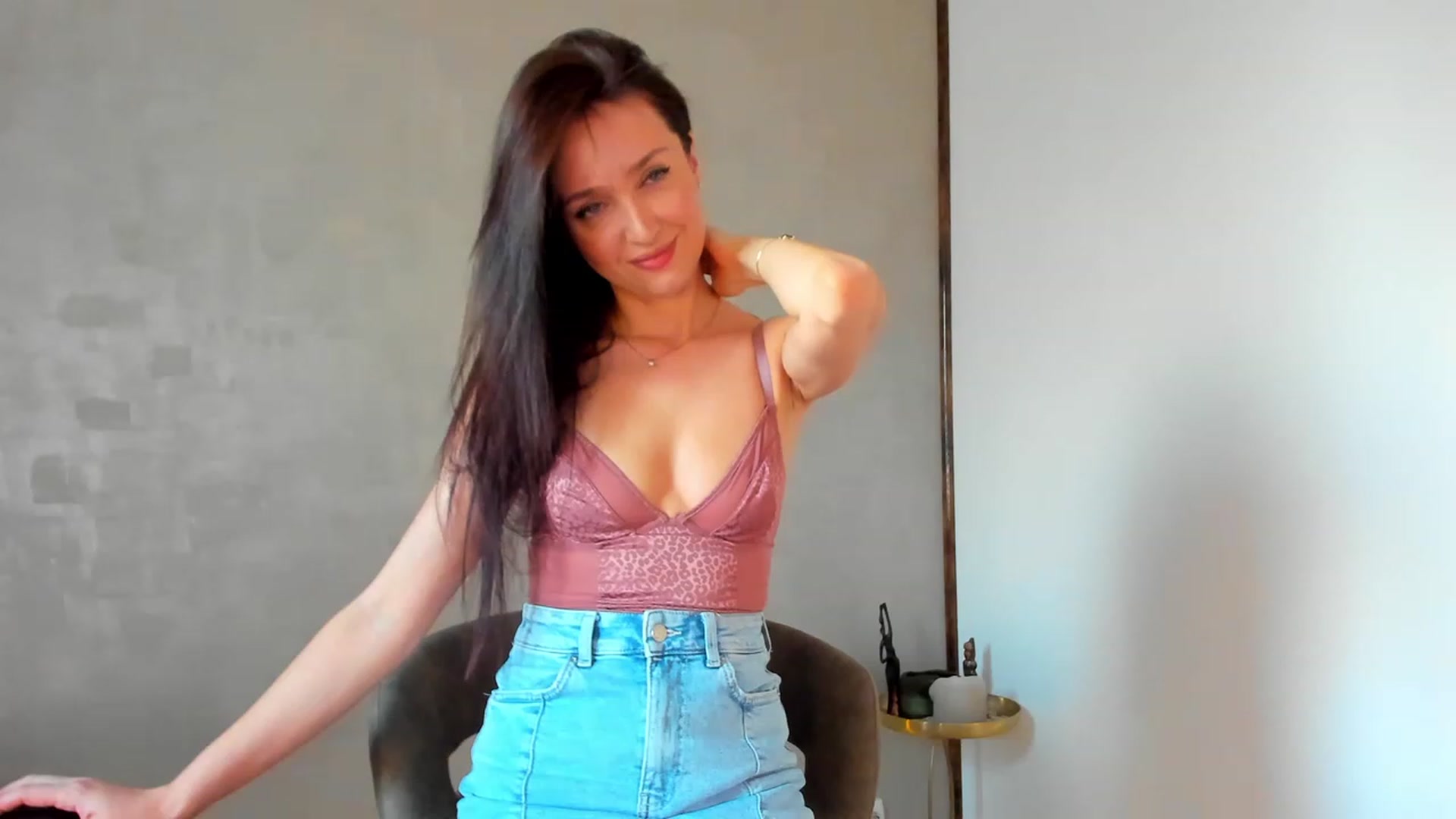 Gallery image thumbnail from FoxyLarysa's myfreecams stream on, 01/06/2023, 08:34 image 7 of 20