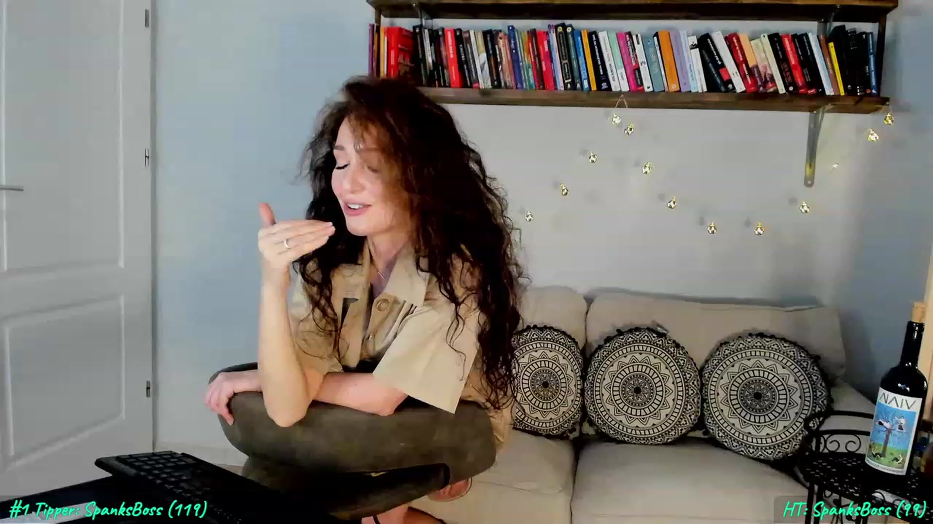 Gallery image thumbnail from FoxyLarysa's myfreecams stream on, 03/16/2023, 18:07 image 11 of 20