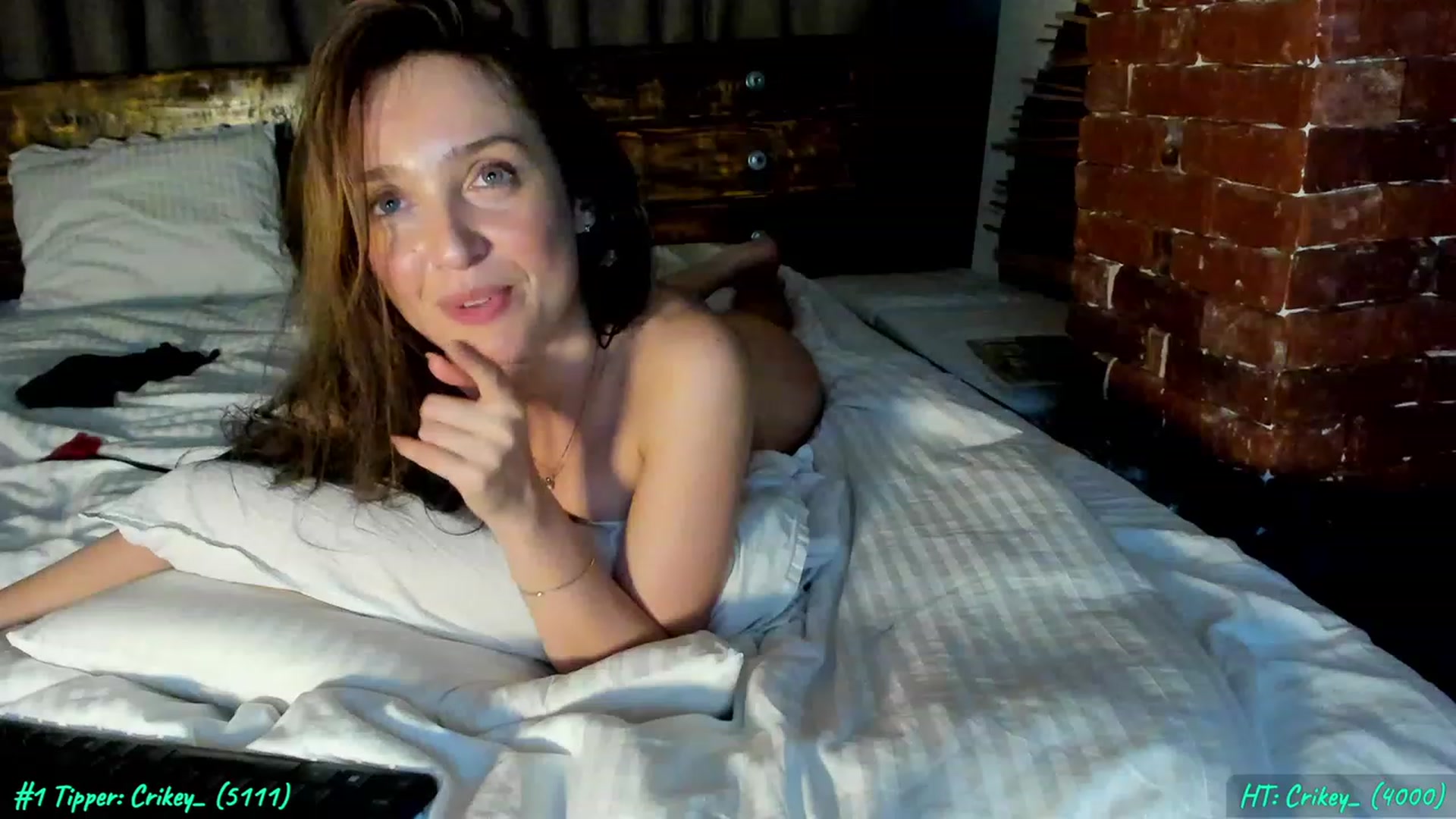 Gallery image thumbnail from FoxyLarysa's myfreecams stream on, 04/02/2023, 24:01 image 17 of 20