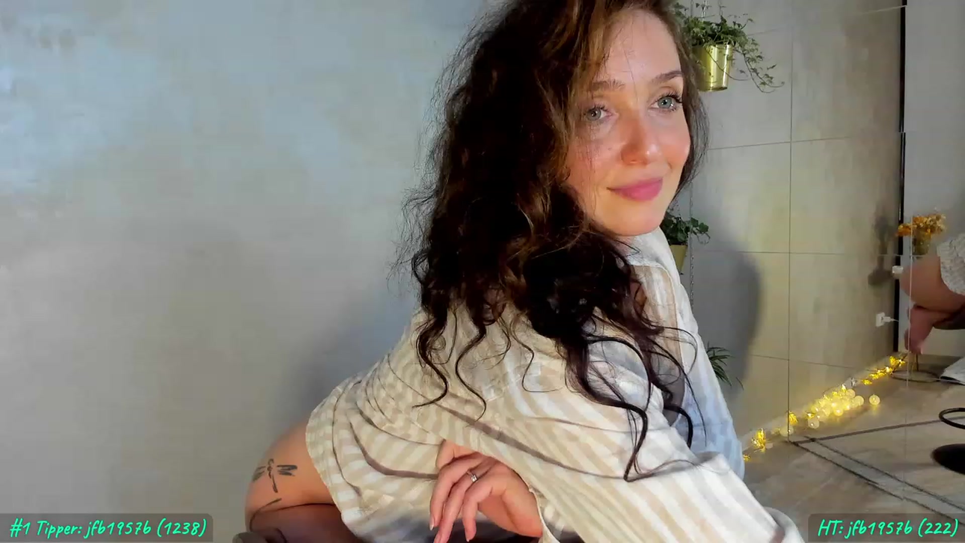 Gallery image thumbnail from FoxyLarysa's myfreecams stream on, 04/28/2023, 24:27 image 15 of 20