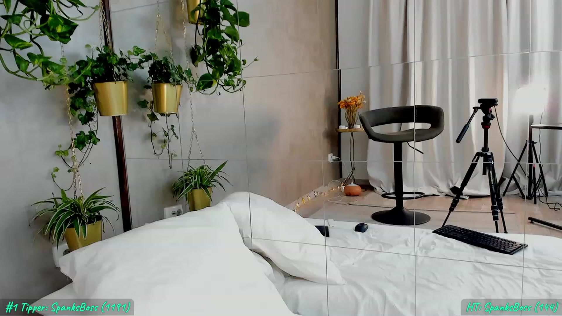 Gallery image thumbnail from FoxyLarysa's myfreecams stream on, 05/27/2023, 22:25 image 17 of 20