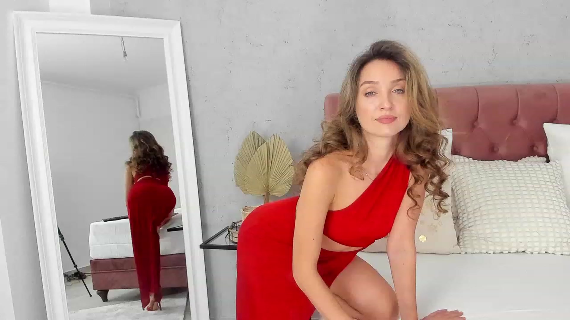 Gallery image thumbnail from FoxyLarysa's myfreecams stream on, 12/02/2023, 18:17 image 14 of 20