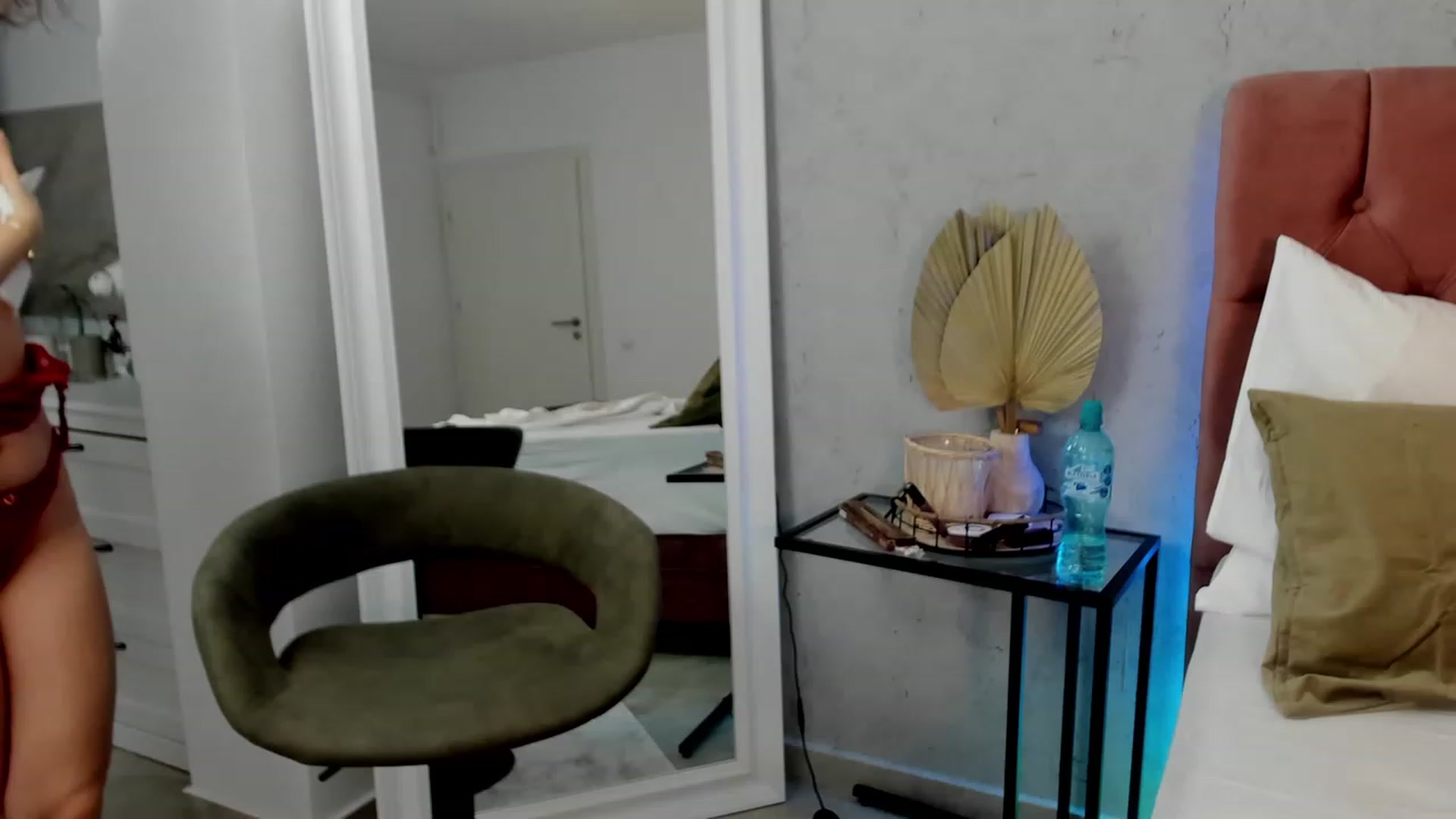Gallery image thumbnail from FoxyLarysa's myfreecams stream on, 02/17/2024, 23:09 image 7 of 20