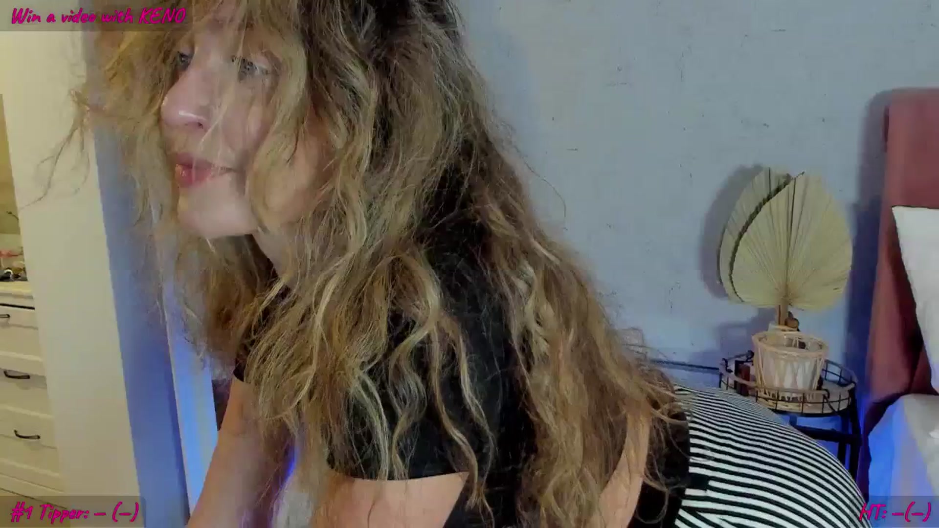 Gallery image thumbnail from FoxyLarysa's myfreecams stream on, 05/15/2024, 24:00 image 19 of 20