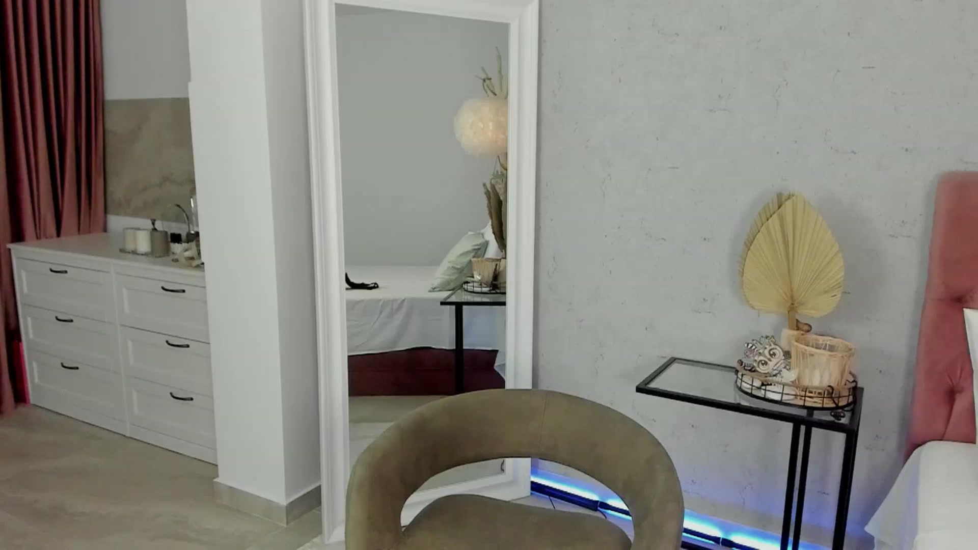 Gallery image thumbnail from FoxyLarysa's myfreecams stream on, 07/18/2024, 22:43 image 3 of 20