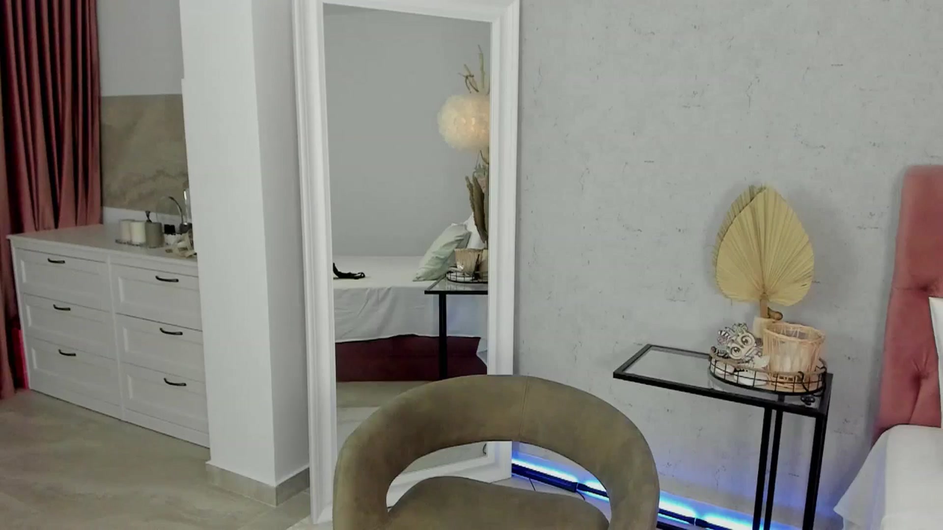 Gallery image thumbnail from FoxyLarysa's myfreecams stream on, 07/18/2024, 22:43 image 4 of 20