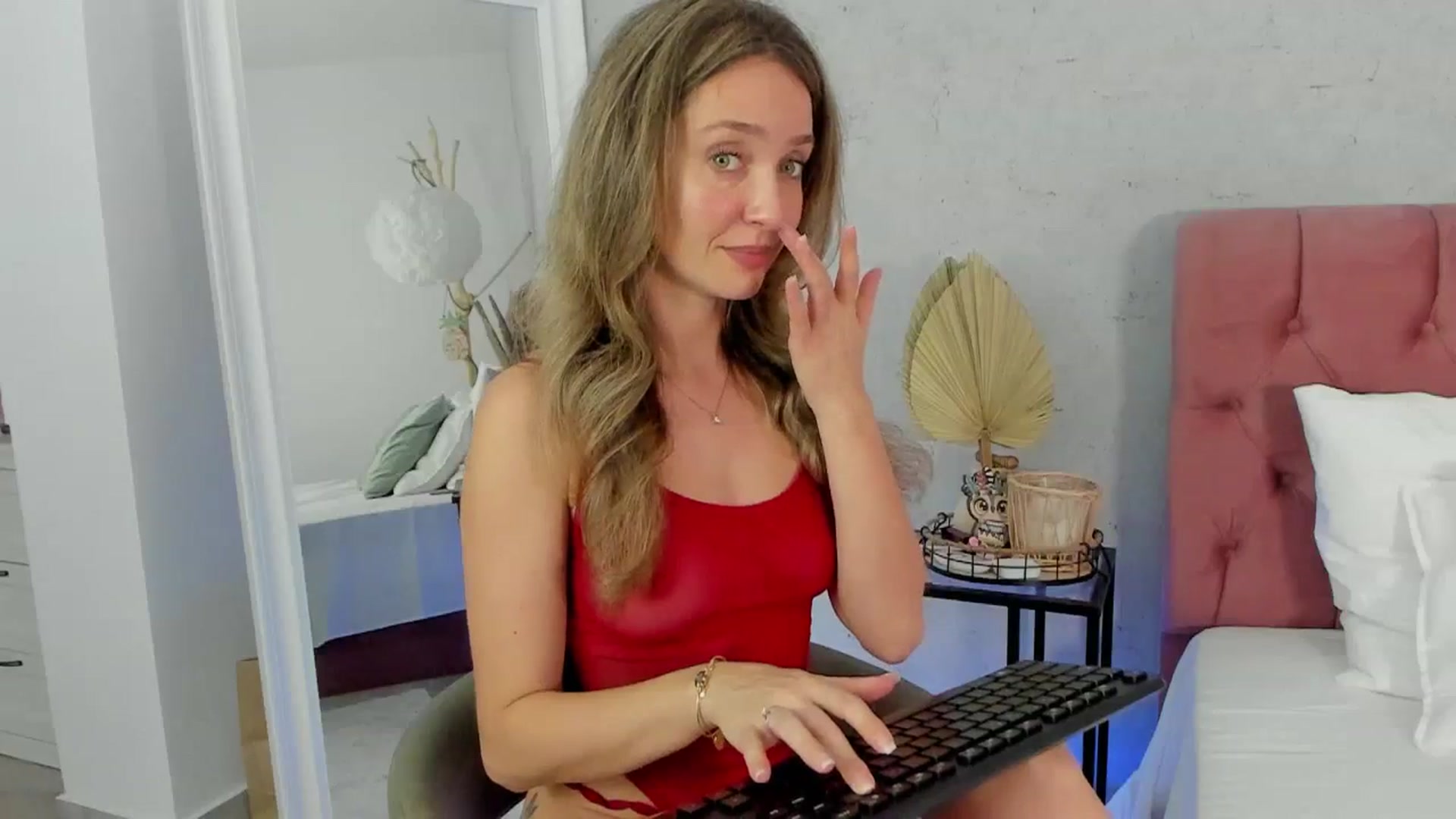 Gallery image thumbnail from FoxyLarysa's myfreecams stream on, 12/18/2024, 21:05 image 14 of 20