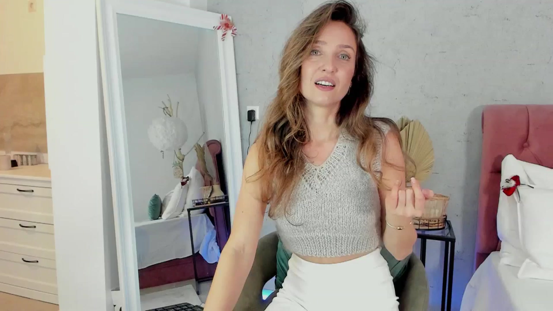 Gallery image thumbnail from FoxyLarysa's myfreecams stream on, 02/17/2025, 23:29 image 11 of 20