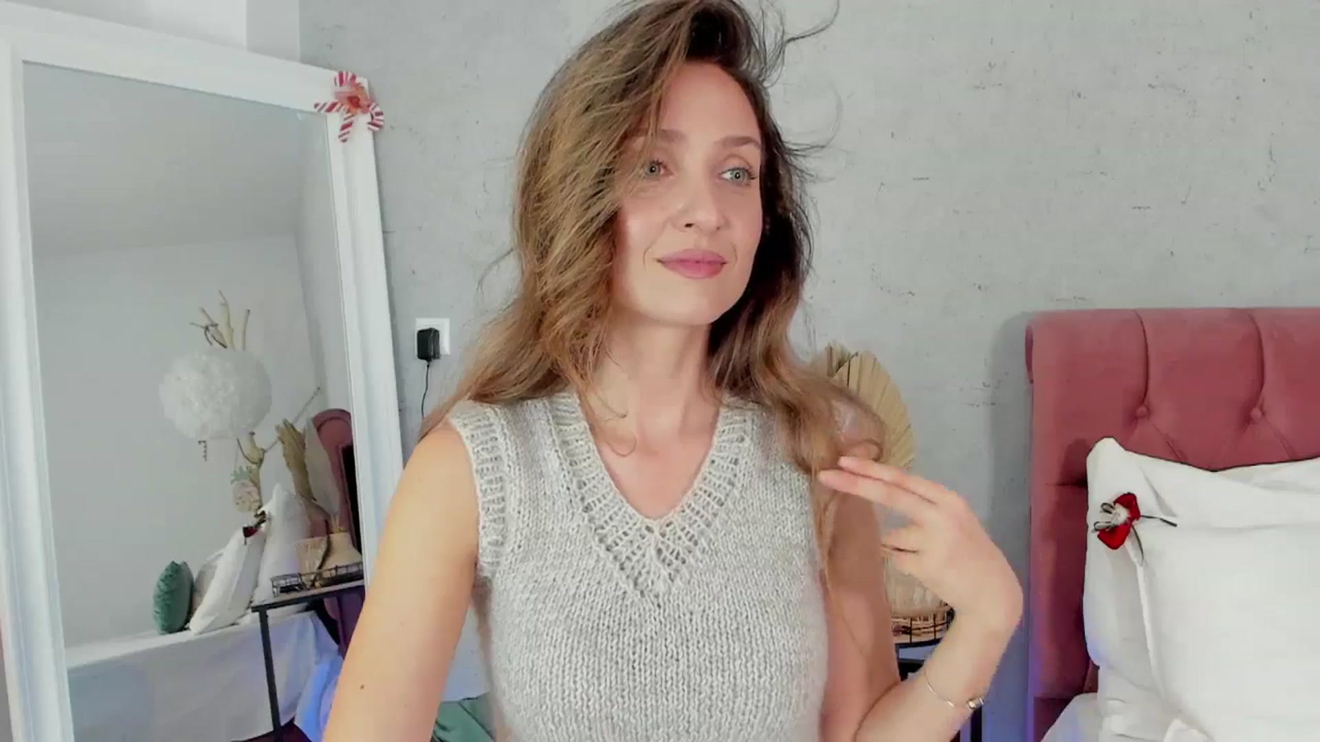 Gallery image thumbnail from FoxyLarysa's myfreecams stream on, 02/17/2025, 23:29 image 10 of 20