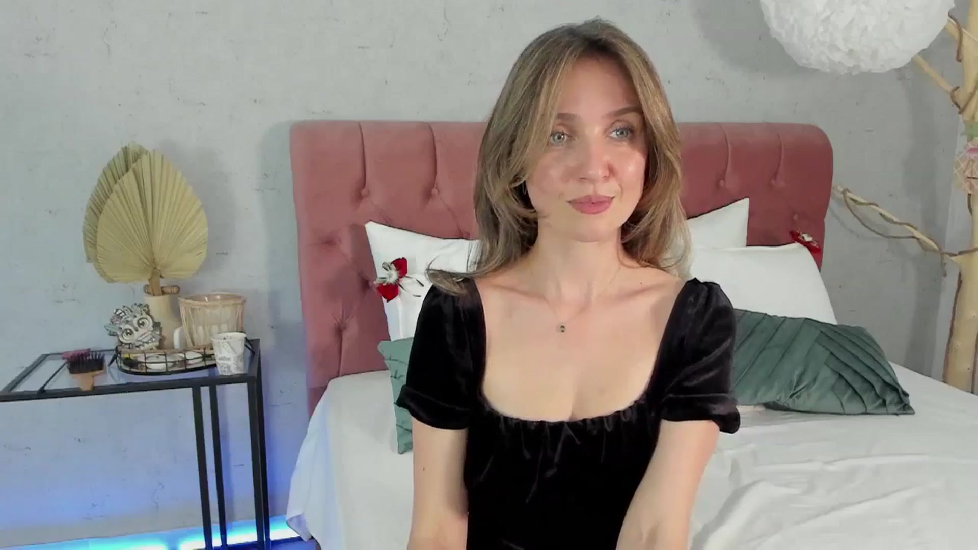 Gallery image thumbnail from FoxyLarysa's myfreecams stream on, 02/25/2025, 23:14 image 2 of 20