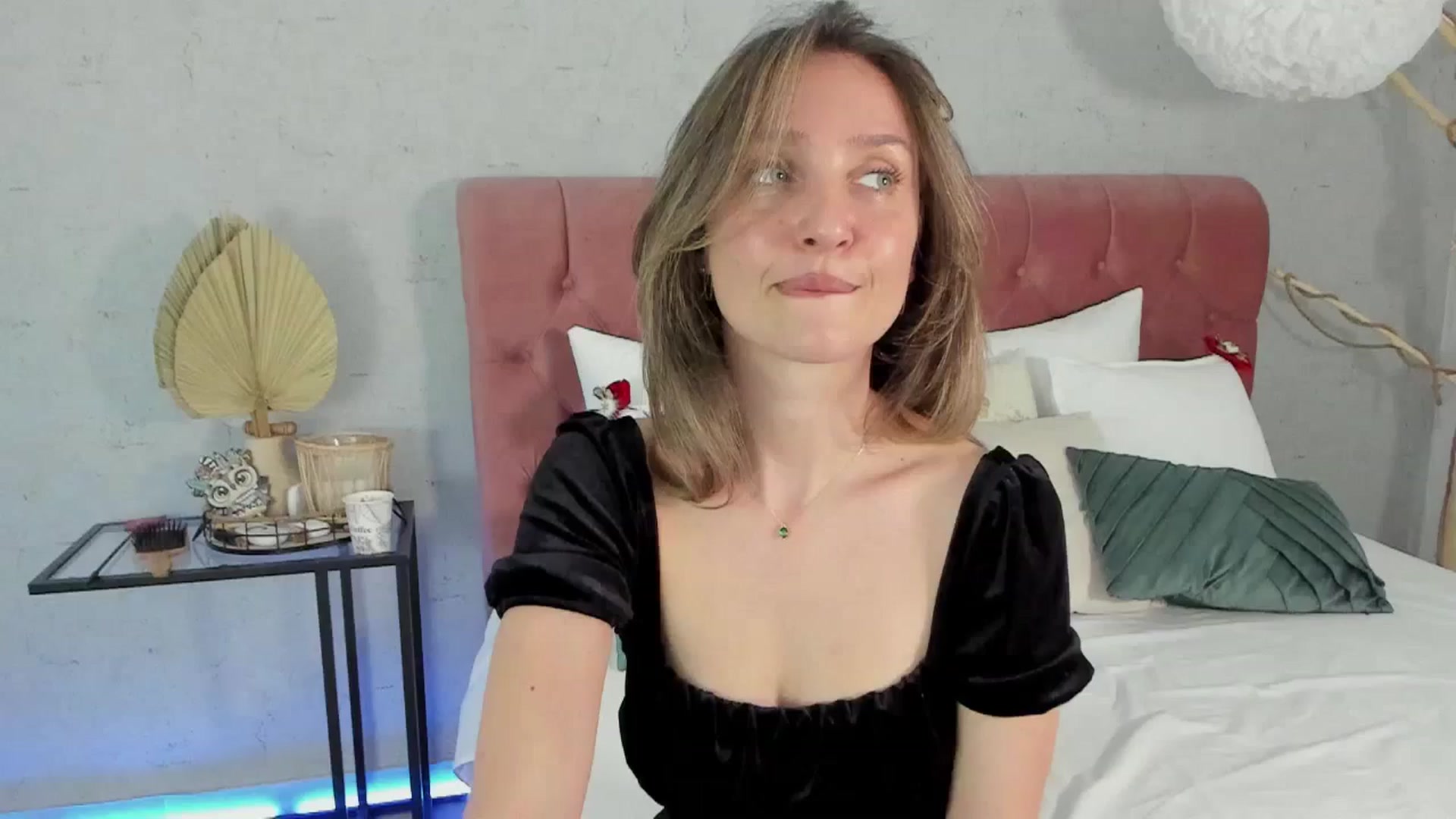 Gallery image thumbnail from FoxyLarysa's myfreecams stream on, 02/25/2025, 23:14 image 1 of 20