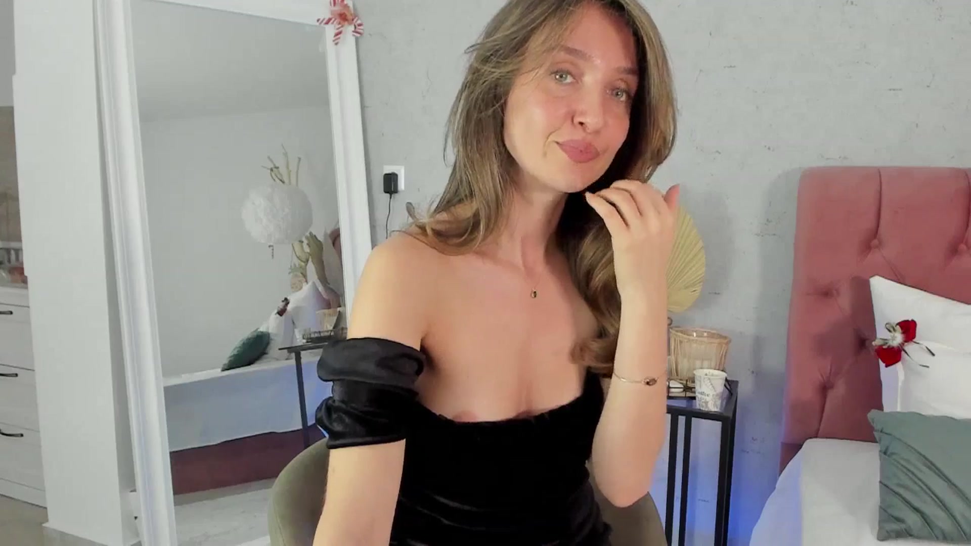 Gallery image thumbnail from FoxyLarysa's myfreecams stream on, 02/25/2025, 23:14 image 7 of 20