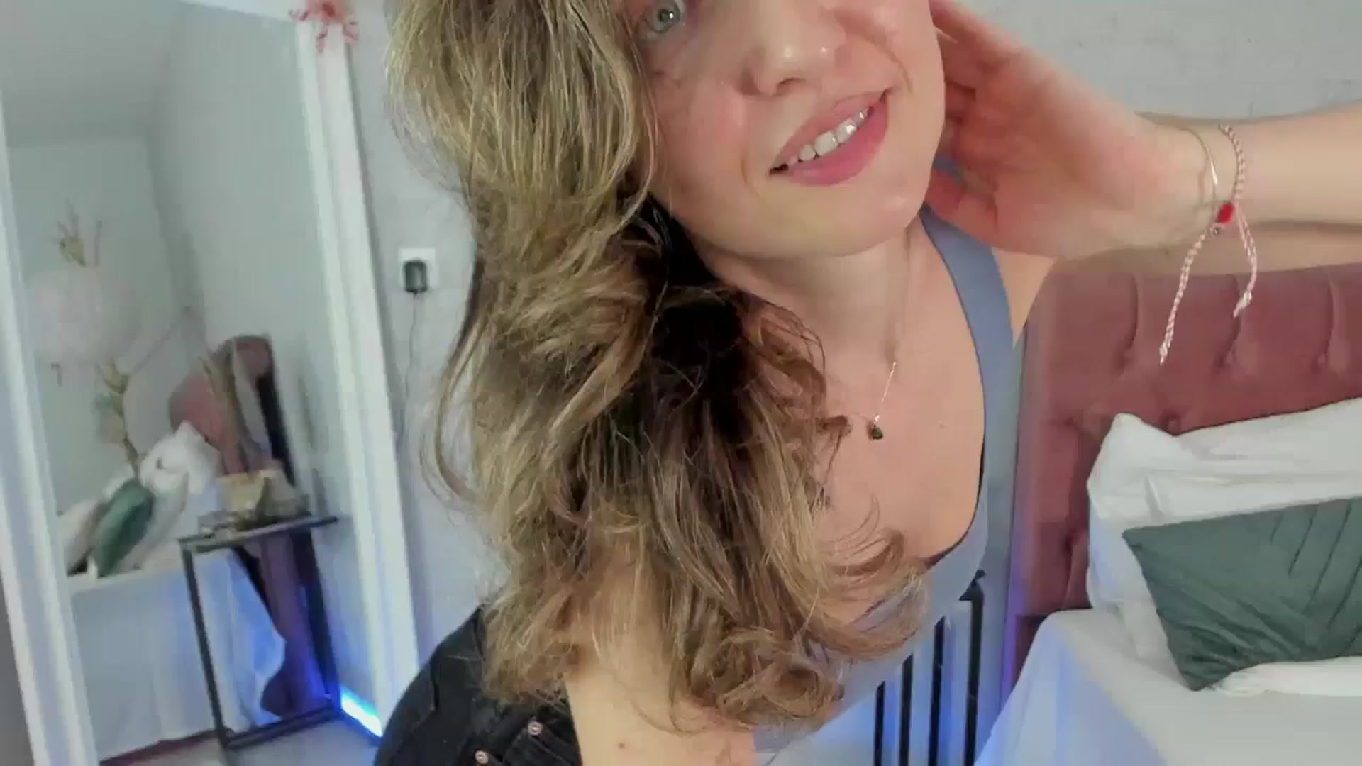 Gallery image thumbnail from FoxyLarysa's myfreecams stream on, 03/12/2025, 22:24 image 13 of 20