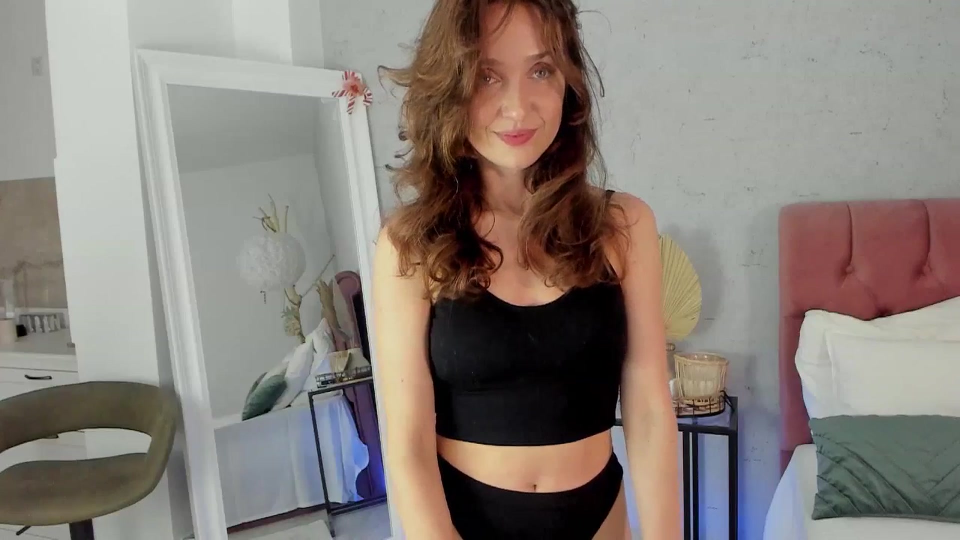 Gallery image thumbnail from FoxyLarysa's myfreecams stream on, 03/18/2025, 22:03 image 16 of 20