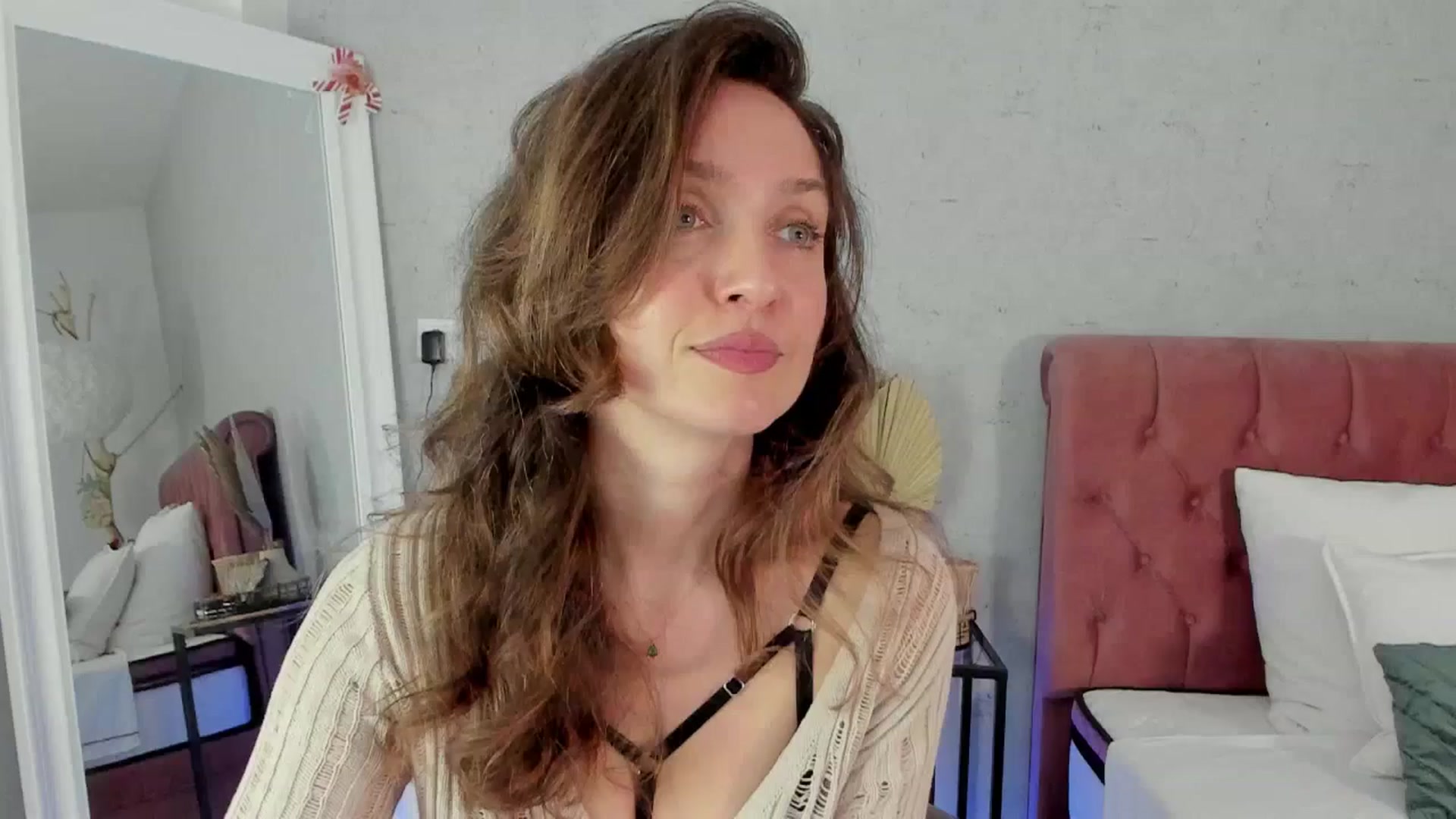 Gallery image thumbnail from FoxyLarysa's myfreecams stream on, 03/21/2025, 23:11 image 2 of 20