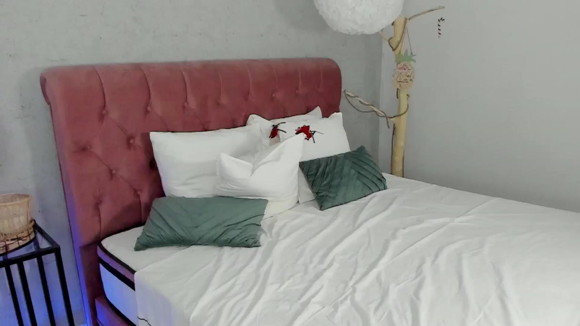 Gallery image thumbnail from FoxyLarysa's myfreecams stream on, 03/23/2025, 22:11 image 20 of 20