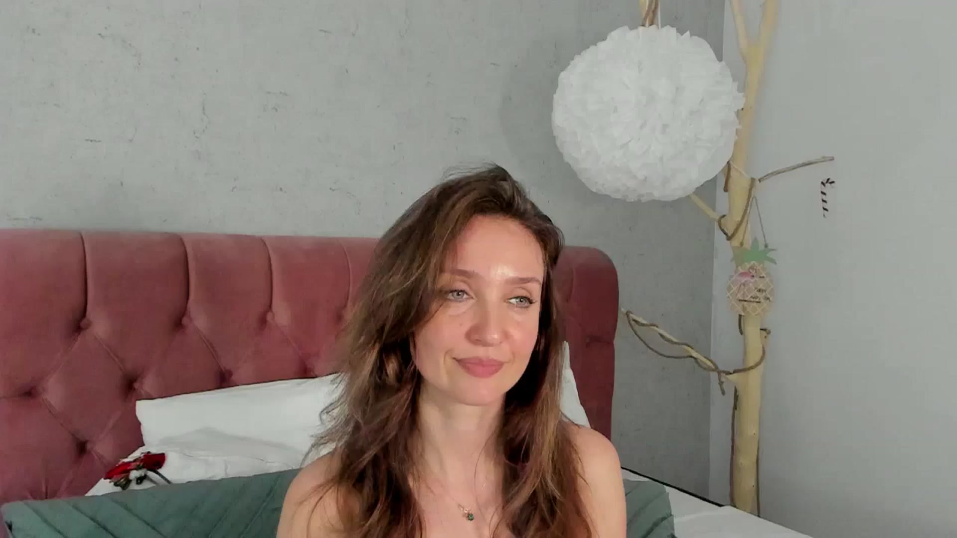 Gallery image thumbnail from FoxyLarysa's myfreecams stream on, 03/30/2025, 24:00 image 3 of 20