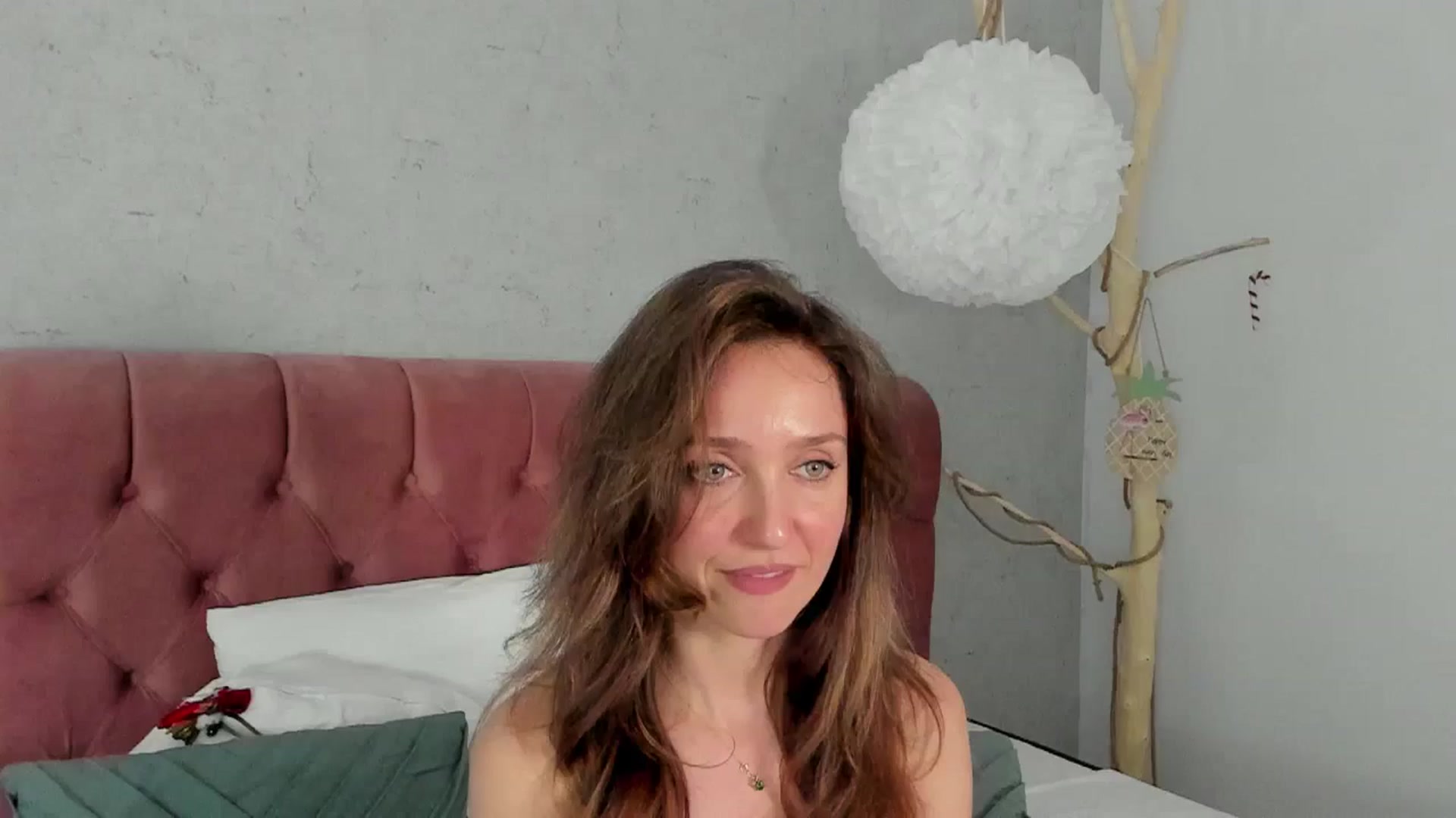 Gallery image thumbnail from FoxyLarysa's myfreecams stream on, 03/30/2025, 24:00 image 4 of 20