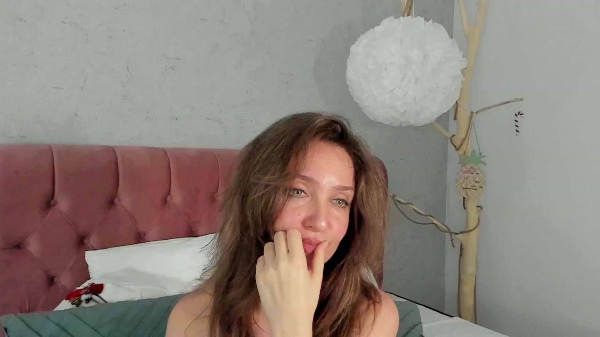 Gallery image thumbnail from FoxyLarysa's myfreecams stream on, 03/30/2025, 24:00 image 5 of 20