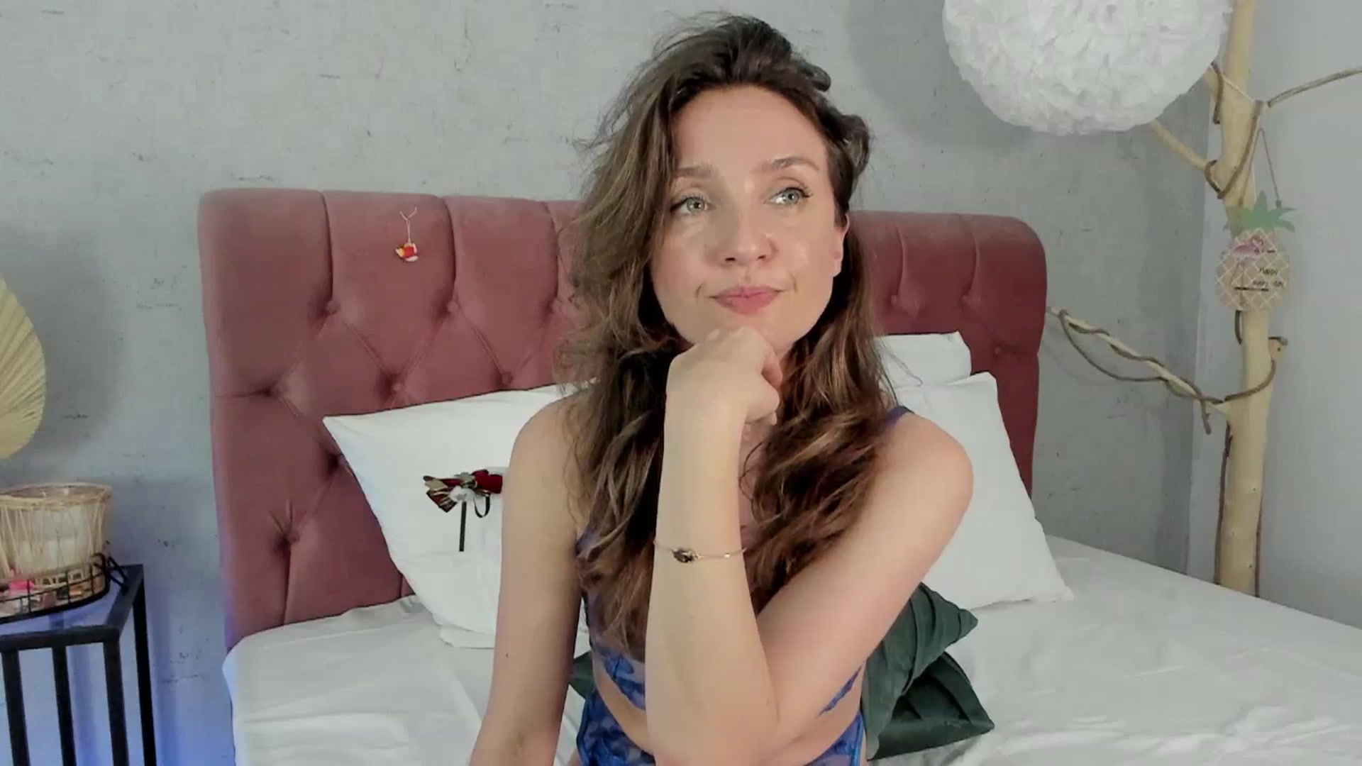 Gallery image thumbnail from FoxyLarysa's myfreecams stream on, 04/27/2025, 23:49 image 16 of 20
