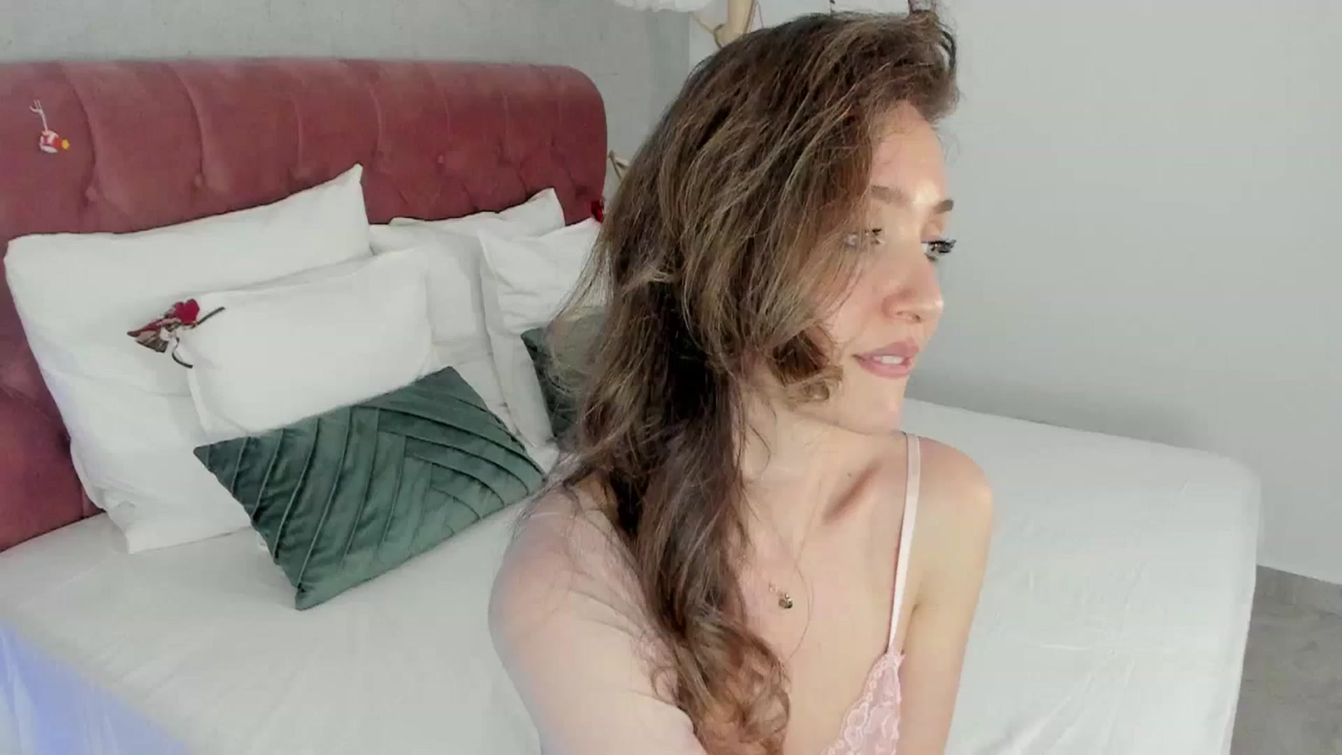 Gallery image thumbnail from FoxyLarysa's myfreecams stream on, 05/16/2025, 22:50 image 8 of 20