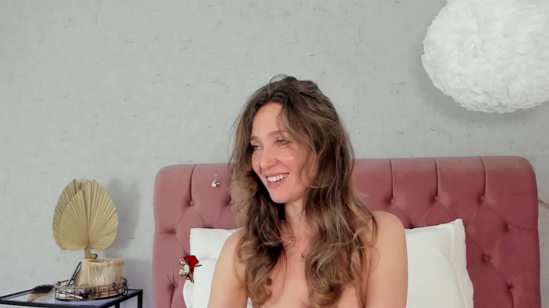 Gallery image thumbnail from FoxyLarysa's myfreecams stream on, 05/17/2025, 23:13 image 5 of 20